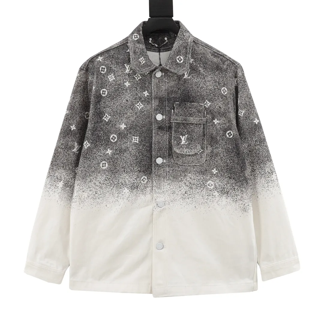 Louis Vutton路易威登 星空渲染老花牛仔衬衫夹克外套 工装衬衫采用丹宁布塑造宽松版型,再以手工喷绘为 图案渲染别致的模糊效果,宣告 2022春夏前系列的醒目格调。搭配做旧金色金属件、笔袋与品牌标志性方领。 Size:46-52