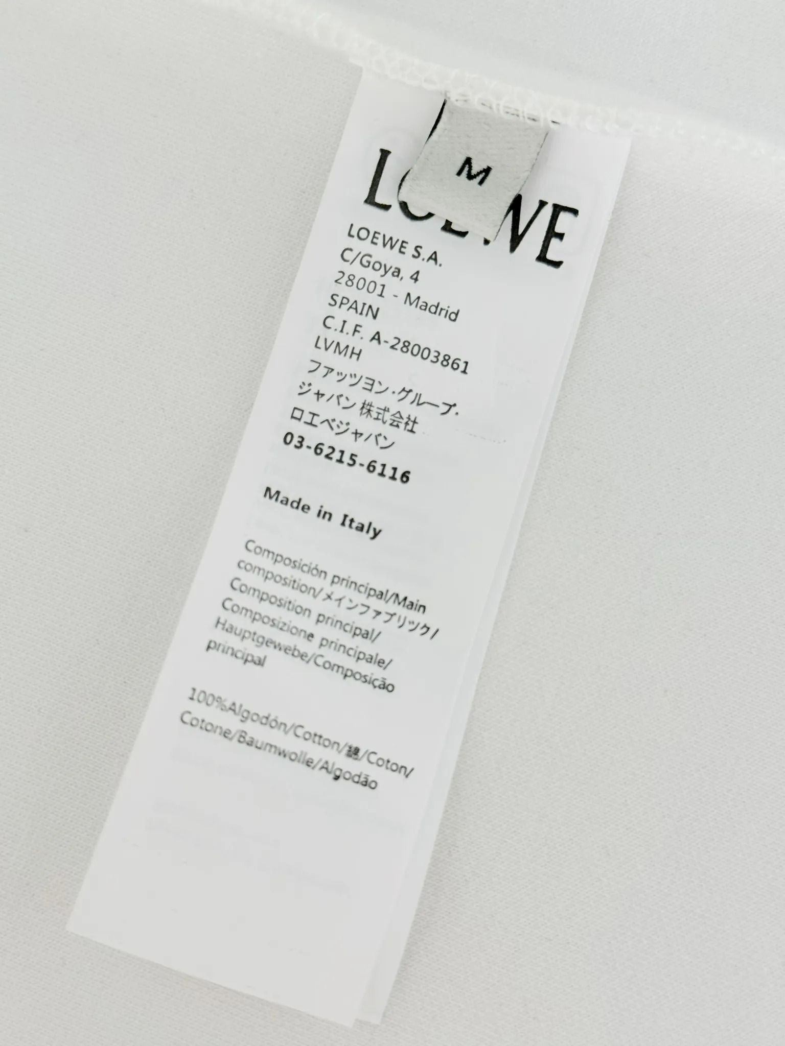🔥🔥P95 [高版本] Loewe 罗意威 秋冬高领打底刺绣短袖T恤 定织定染350珠地空气棉面料。 胸前刺绣logo配置小白兔特色效果和后片刺绣logo图案采用凸起刺绣针艺， 精细的细节处理，造就了立体浮雕的刺绣效果。 经典商标字母设计，上身超赞.男女同款。 𝐂𝐎𝐋𝐎𝐔𝐑：白色 黑色 𝐒𝐈𝐙𝐄: S一XL