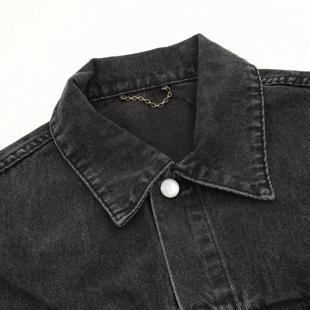 LOUISVUITTONLV刺绣口袋砂洗丹宁套装牛仔外套 原版16000购入，LV牛仔夹克采用430g重磅牛仔布料，重工炒盐洗水后版型透气舒适，洗水色泽媲美YB效果，明显刺绣工艺，logo低调奢华大方，原版开模珍珠纽扣，棋盘皮牌，口袋精致绣花，效果超好！搭配同款牛仔长裤，时尚感十足！男女同款 颜色:水洗黑 Size：46-52