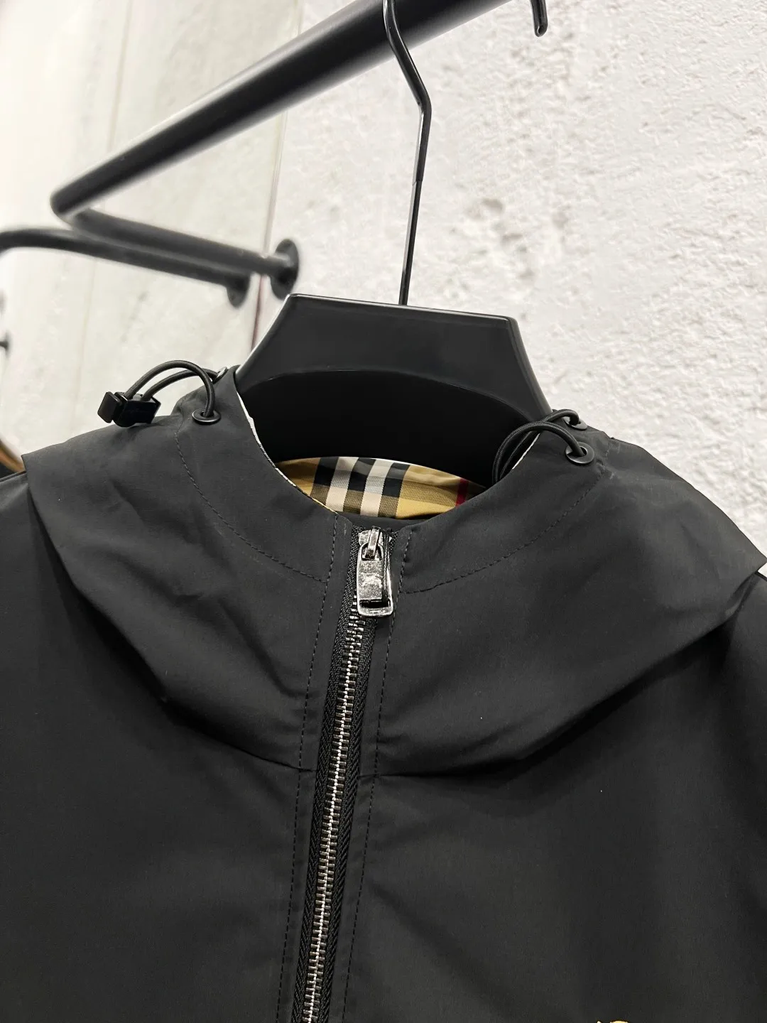 P240 巴宝利 官网同款，三标齐全，提前发售！25ss秋冬新款男士夹克外套， [强] 原单三标齐全高端版本！专柜定制面料 透气舒适度高，细节无可挑剔，品牌元素设计理念，体现高品质。手感细腻柔软！呈现休闲裁剪，上身版型超赞！男女同款 黑白两色 码数：M～3XL