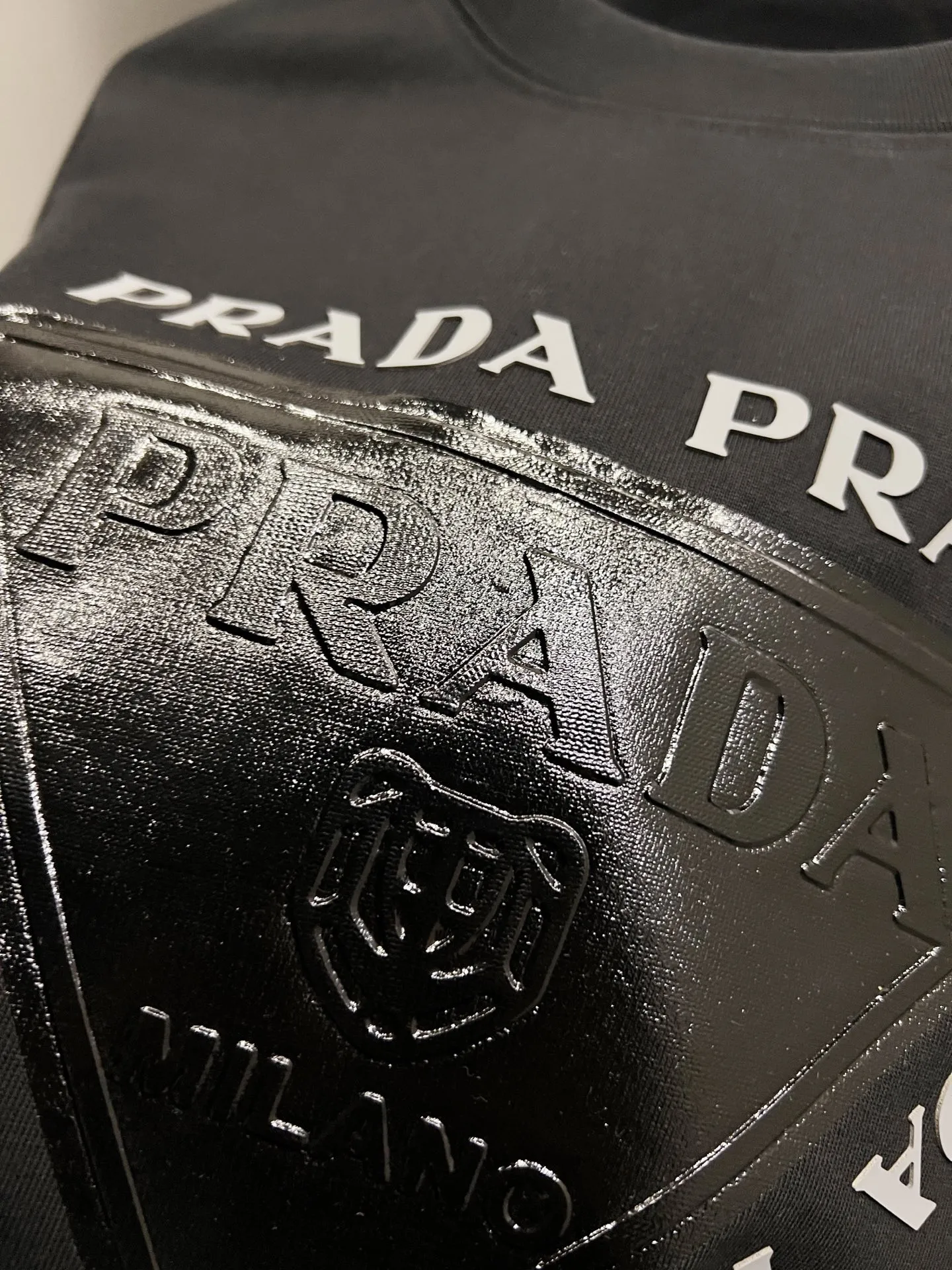 P80 普拉*达 prad* 2025秋冬新款 短袖T恤 个性经典立体字母亮面印花工艺 高端版本！专柜定制面料 透气舒适度高，男女同款宽松版 S M L XL XXL 五个码 黑色 白色