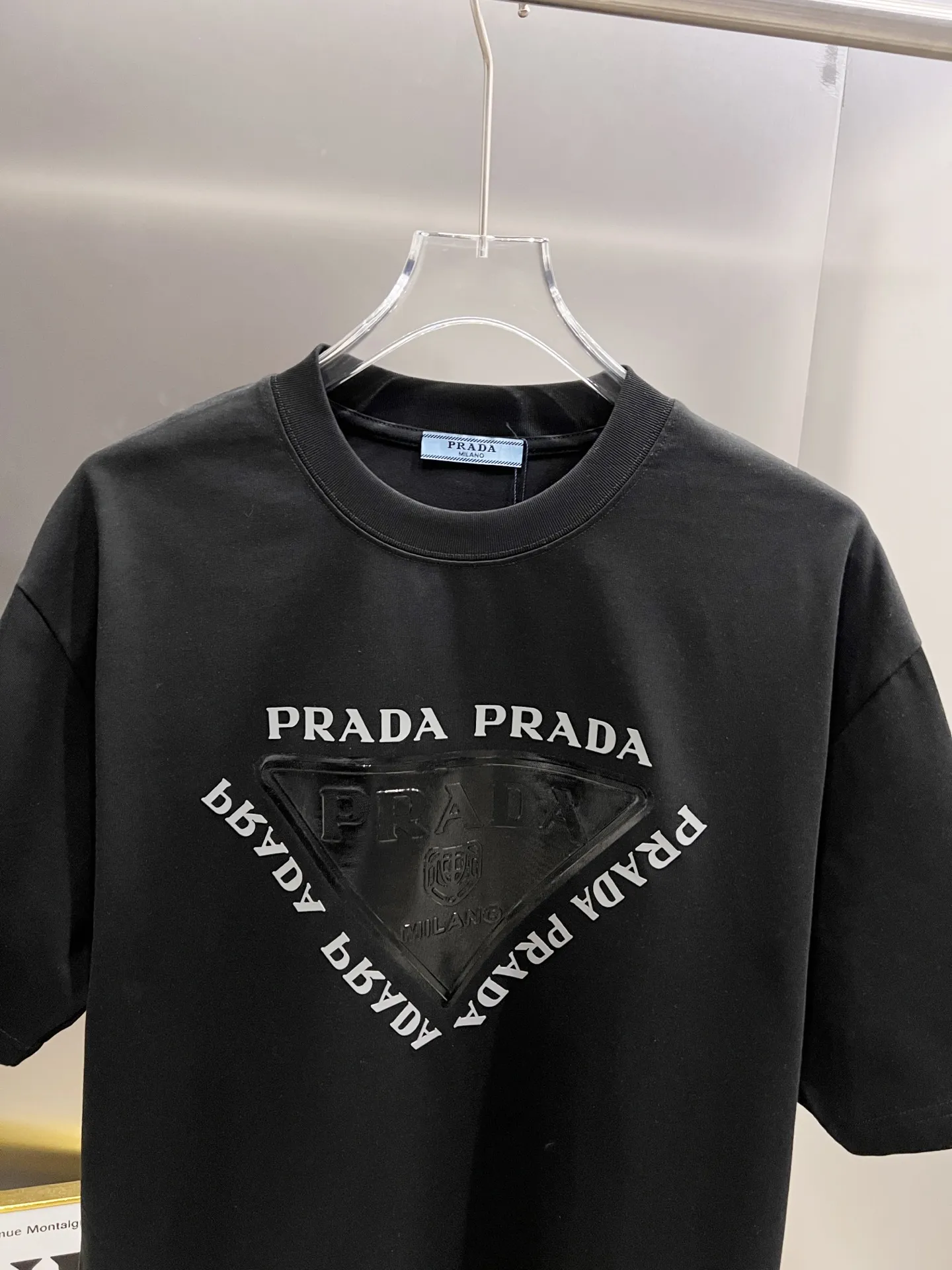 P80 普拉*达 prad* 2025秋冬新款 短袖T恤 个性经典立体字母亮面印花工艺 高端版本！专柜定制面料 透气舒适度高，男女同款宽松版 S M L XL XXL 五个码 黑色 白色