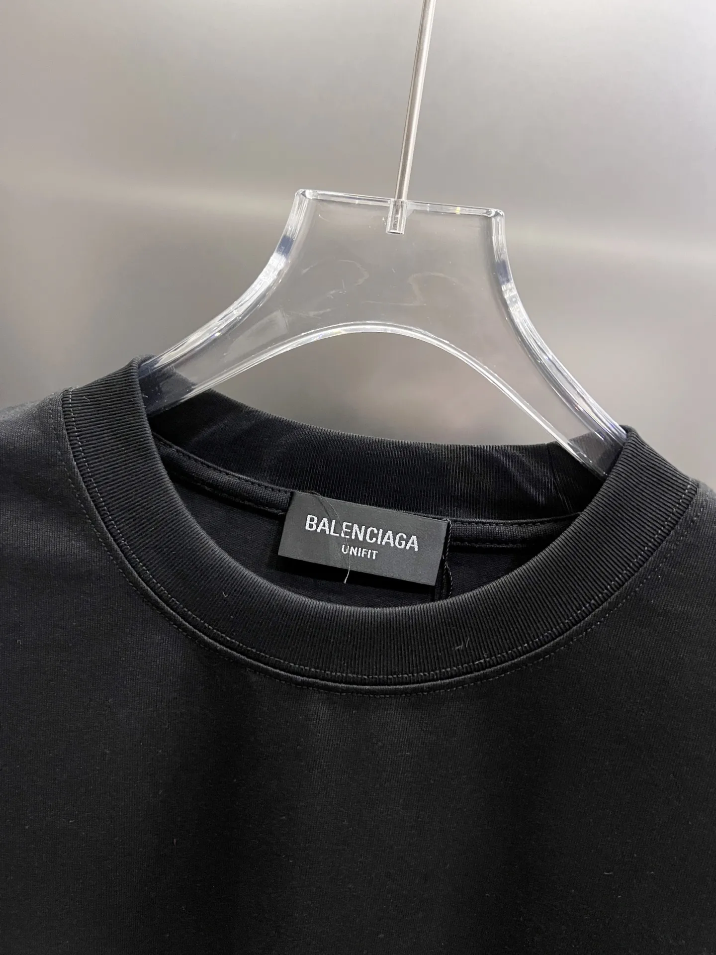 P80 BAL 巴黎世家 2025秋冬新款 短袖T恤 经典logo印花+烫钻工艺 男女同款宽松版 S M L XL XXL 五个码 颜色：黑色 白色 安哥拉红