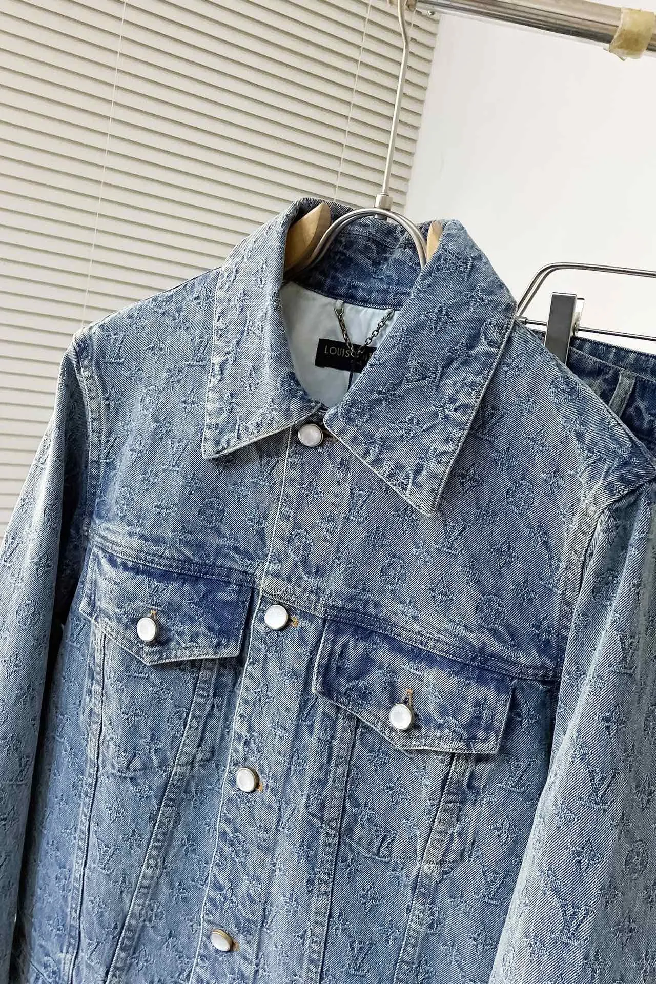 上衣 裤子 I768 LV🔥驴牌 24ss新款时装秀的牛仔闪烁迷人,令日间造型更见出众。 采用牛仔布缝制,满印Monogram提花图案, 这款可配搭同系列,缔造夺目出众的造型。 男女同款 码数:S- XL 三标齐全 可拆卖