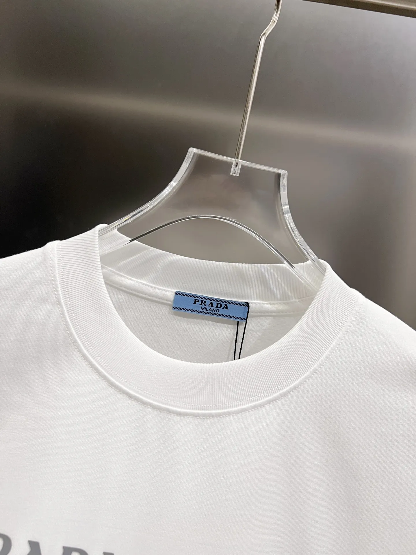 P80 普拉*达 prad* 2025秋冬新款 短袖T恤 个性经典立体字母亮面印花工艺 高端版本！专柜定制面料 透气舒适度高，男女同款宽松版 S M L XL XXL 五个码 黑色 白色