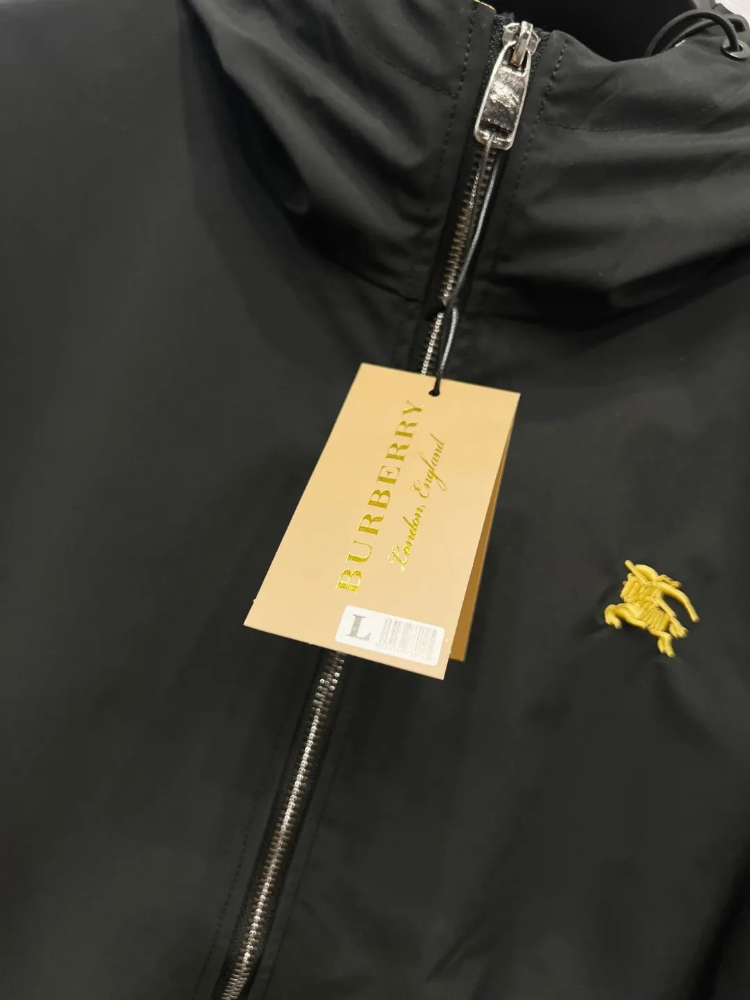 P240 巴宝利 官网同款，三标齐全，提前发售！25ss秋冬新款男士夹克外套， [强] 原单三标齐全高端版本！专柜定制面料 透气舒适度高，细节无可挑剔，品牌元素设计理念，体现高品质。手感细腻柔软！呈现休闲裁剪，上身版型超赞！男女同款 黑白两色 码数：M～3XL