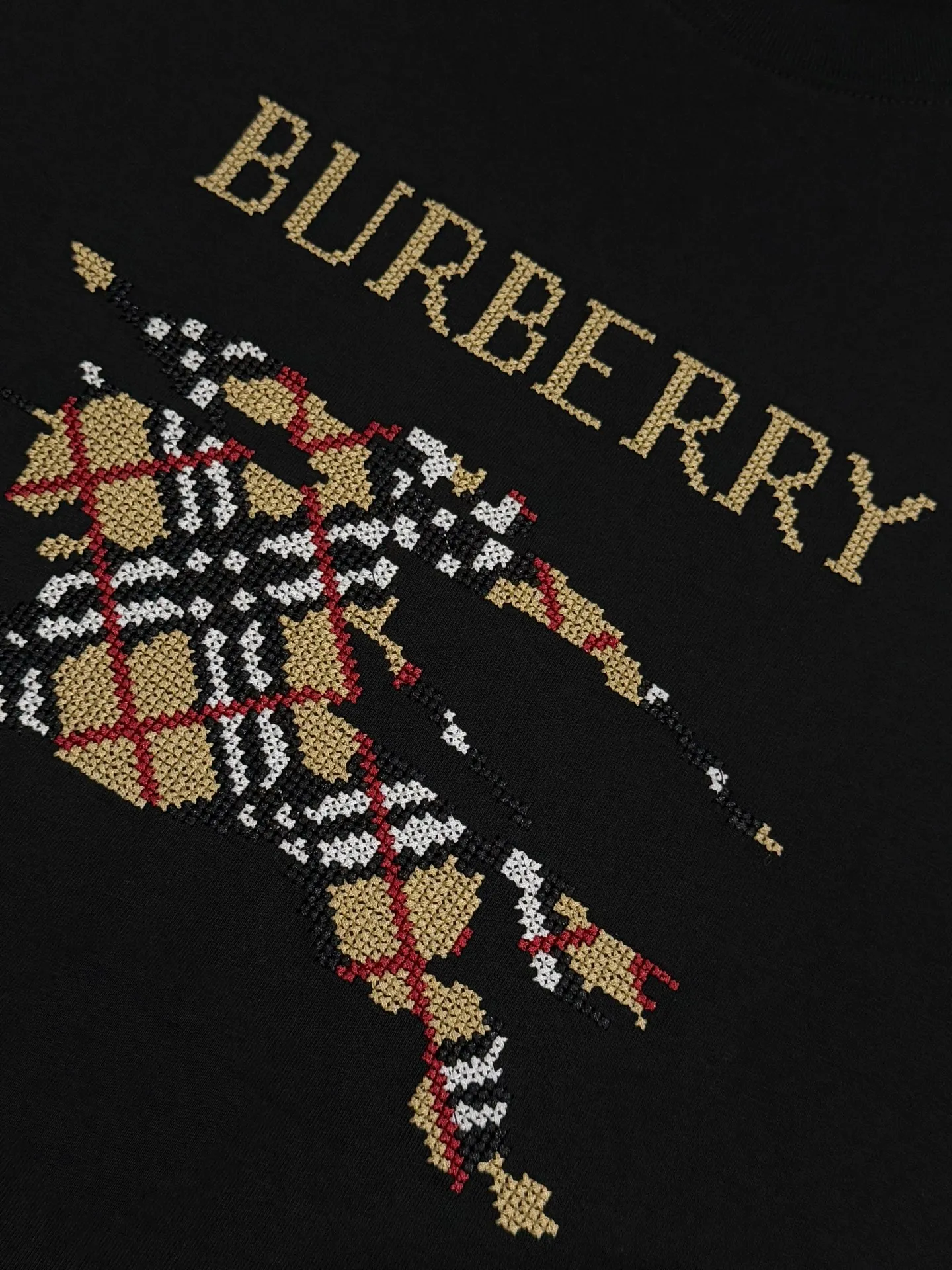 🔥P80 [高版本] BURBERRY/巴宝莉 圆领短袖T恤 胸前战马十字绣绣花工艺，装饰十字绣工艺打造的品牌徽标，融入格纹马术骑士徽标设计。面料洗水32支280g纯棉精梳面料 时尚个性 百搭潮流 吊牌 领标 水洗麦 三标齐全 男女同款 颜色: 黑色.白色. 尺码：S一XL