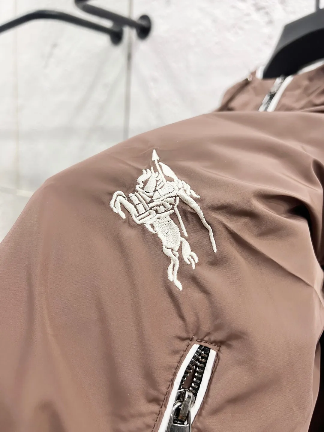 P240 巴宝利 官网同款，三标齐全，提前发售！25ss秋冬新款男士夹克外套， [强] 原单三标齐全高端版本！专柜定制面料 透气舒适度高，细节无可挑剔，品牌元素设计理念，体现高品质。手感细腻柔软！呈现休闲裁剪，上身版型超赞！男女同款 黑白两色 码数：M～3XL