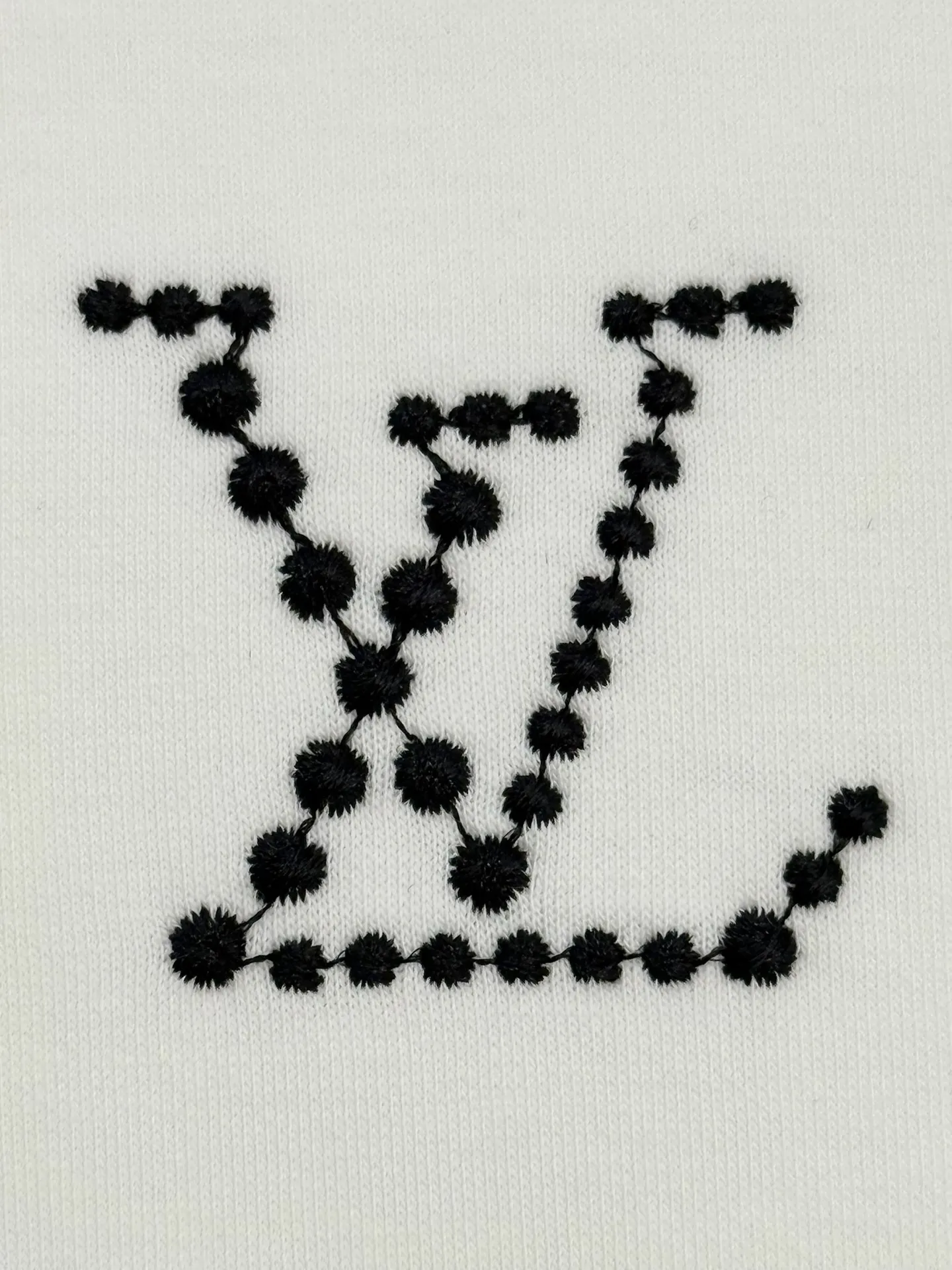 🔥🔥P95 [高版本] Louis Vuitton* 路易威登 秋冬高领打底刺绣短袖T恤 购入原版开模打造，全套定制辅料，所有细节完美还原 定织定染350珠地空气棉面料。 刺绣:胸前logo刺绣钻石绣法，衣脚logo标志刺绣字母图案平针刺绣针艺， 精细的细节处理，造就了微立体浮雕的刺绣效果。经典商标字母设计， 上身超赞.男女同款。 𝐂𝐎𝐋𝐎𝐔𝐑：白色 黑色 𝐒𝐈𝐙𝐄: S一XL