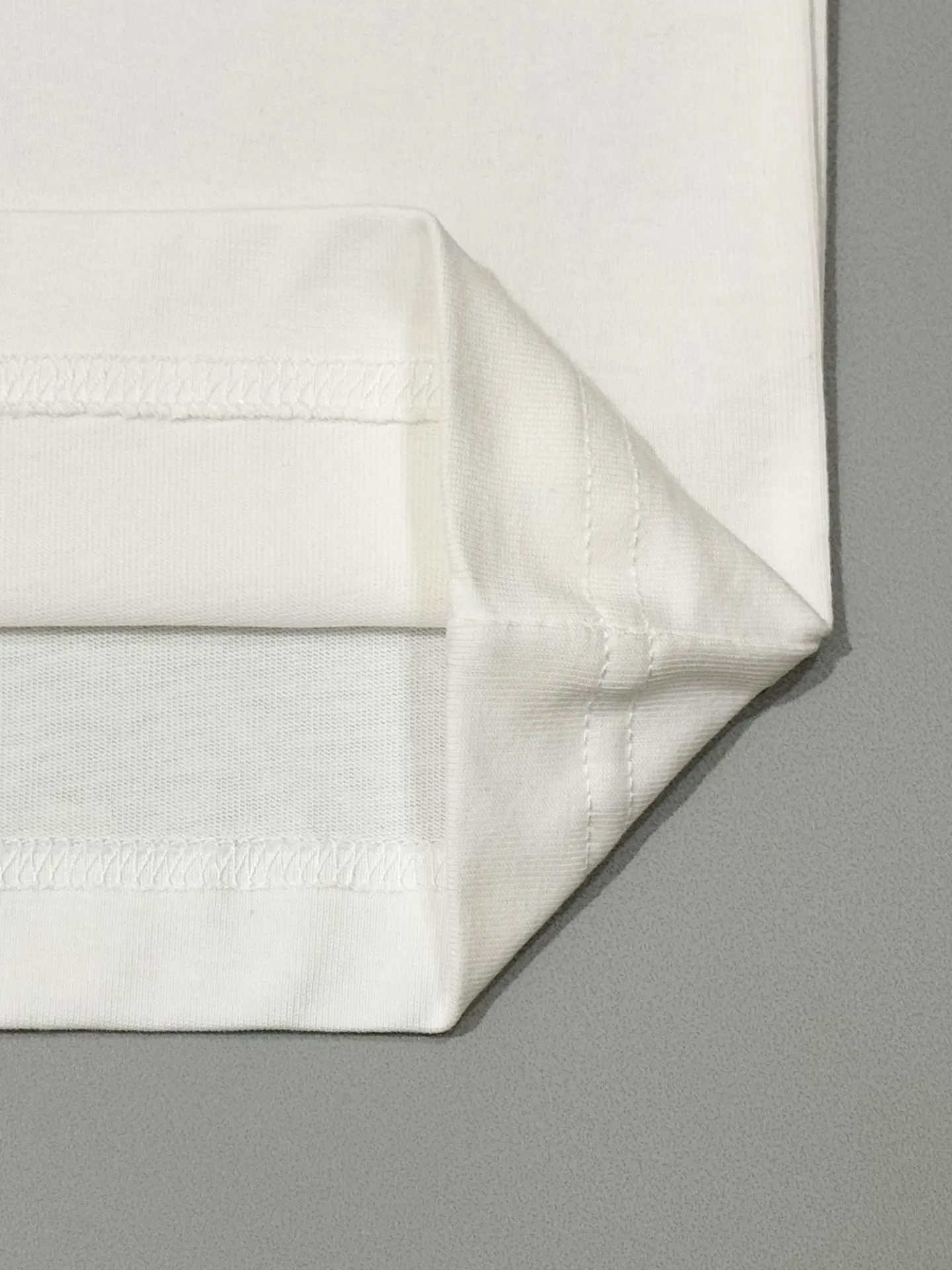 🔥🔥P80 [高版本] BURBERRY/巴宝莉 圆领短袖T恤 胸前战马十字绣绣花工艺，装饰十字绣工艺打造的品牌徽标，融入格纹马术骑士徽标设计。面料洗水32支280g纯棉精梳面料 时尚个性 百搭潮流 吊牌 领标 水洗麦 三标齐全 男女同款 颜色: 黑色.白色. 尺码：S一XL