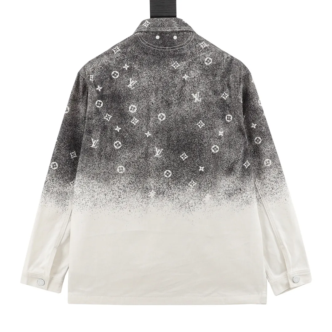 Louis Vutton路易威登 星空渲染老花牛仔衬衫夹克外套 工装衬衫采用丹宁布塑造宽松版型，再以手工喷绘为 图案渲染别致的模糊效果，宣告 2022春夏前系列的醒目格调。搭配做旧金色金属件、笔袋与品牌标志性方领。 Size：46-52