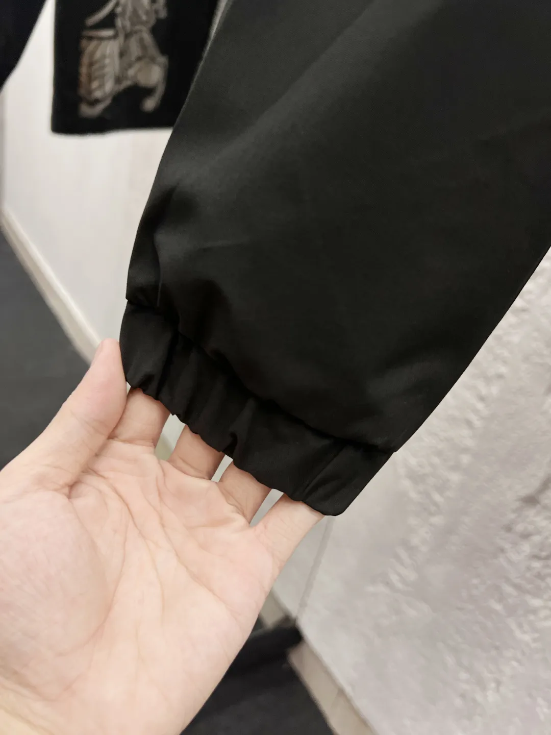 P240 巴宝利 官网同款，三标齐全，提前发售！25ss秋冬新款男士夹克外套， [强] 原单三标齐全高端版本！专柜定制面料 透气舒适度高，细节无可挑剔，品牌元素设计理念，体现高品质。手感细腻柔软！呈现休闲裁剪，上身版型超赞！男女同款 黑白两色 码数：M～3XL