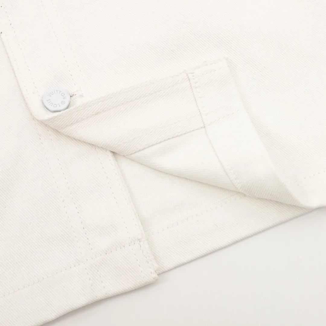 Louis Vutton路易威登 星空渲染老花牛仔衬衫夹克外套 工装衬衫采用丹宁布塑造宽松版型,再以手工喷绘为 图案渲染别致的模糊效果,宣告 2022春夏前系列的醒目格调。搭配做旧金色金属件、笔袋与品牌标志性方领。 Size:46-52