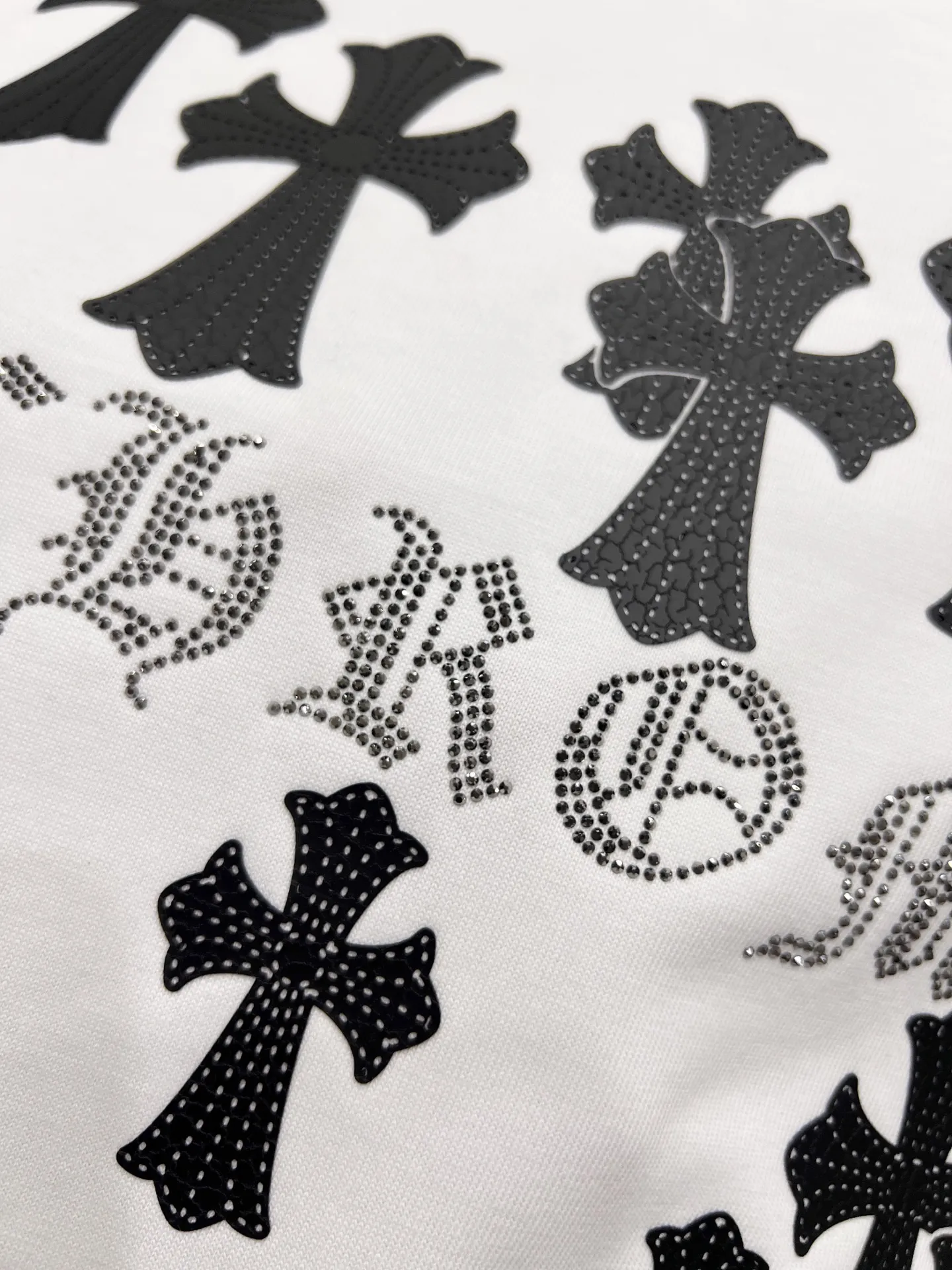 P80 CH克罗 2025秋冬新款 短袖T恤 十字架发泡工艺+中东澳钻设计工艺 实物很棒🔥男女同款宽松版 尺码S M L XL XXL 五个码 黑色 白色