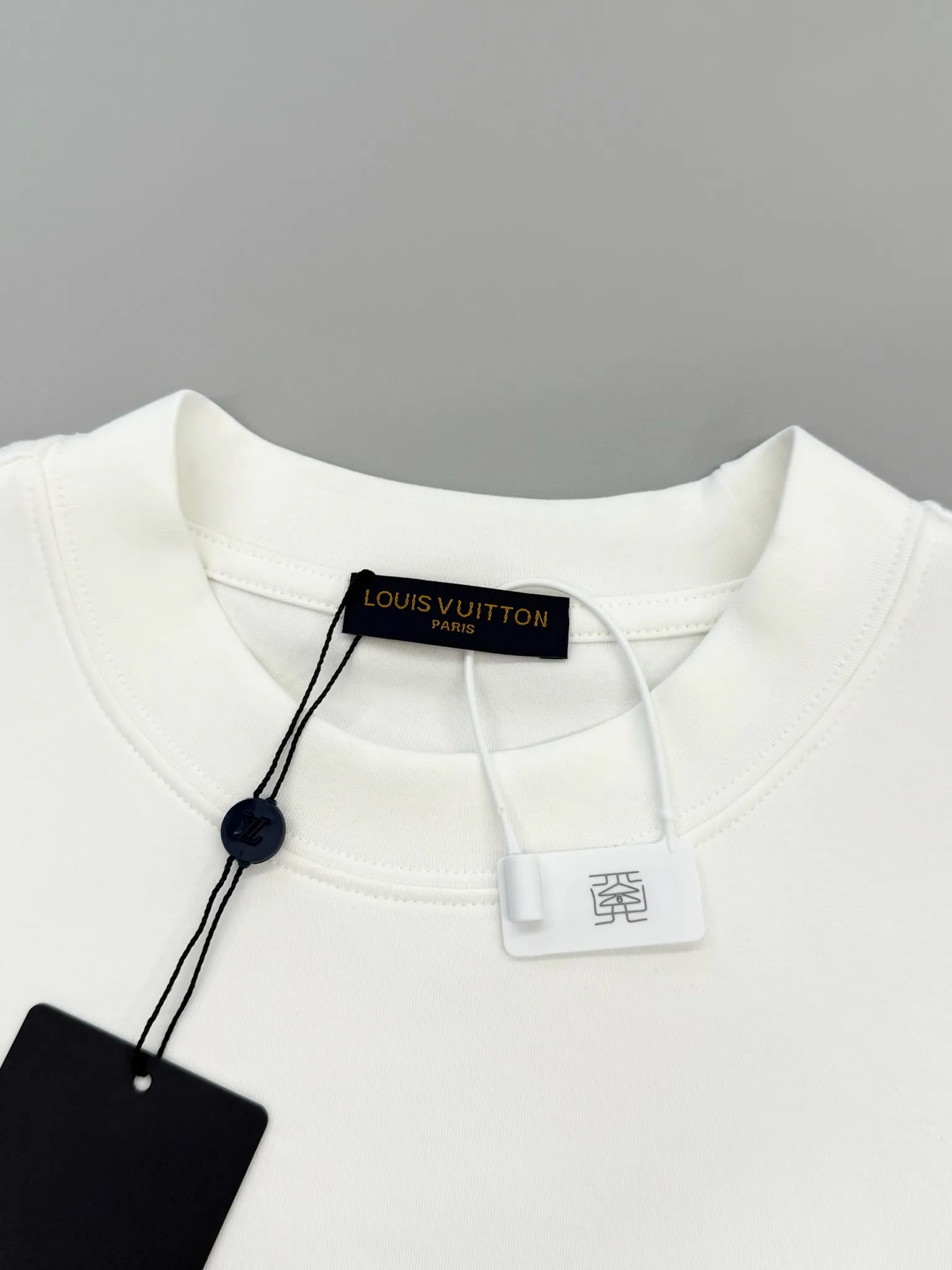 🔥🔥P95 [高版本] Louis Vuitton* 路易威登 秋冬高领打底刺绣短袖T恤 购入原版开模打造，全套定制辅料，所有细节完美还原 定织定染350珠地空气棉面料。 刺绣:胸前logo刺绣钻石绣法，衣脚logo标志刺绣字母图案平针刺绣针艺， 精细的细节处理，造就了微立体浮雕的刺绣效果。经典商标字母设计， 上身超赞.男女同款。 𝐂𝐎𝐋𝐎𝐔𝐑：白色 黑色 𝐒𝐈𝐙𝐄: S一XL