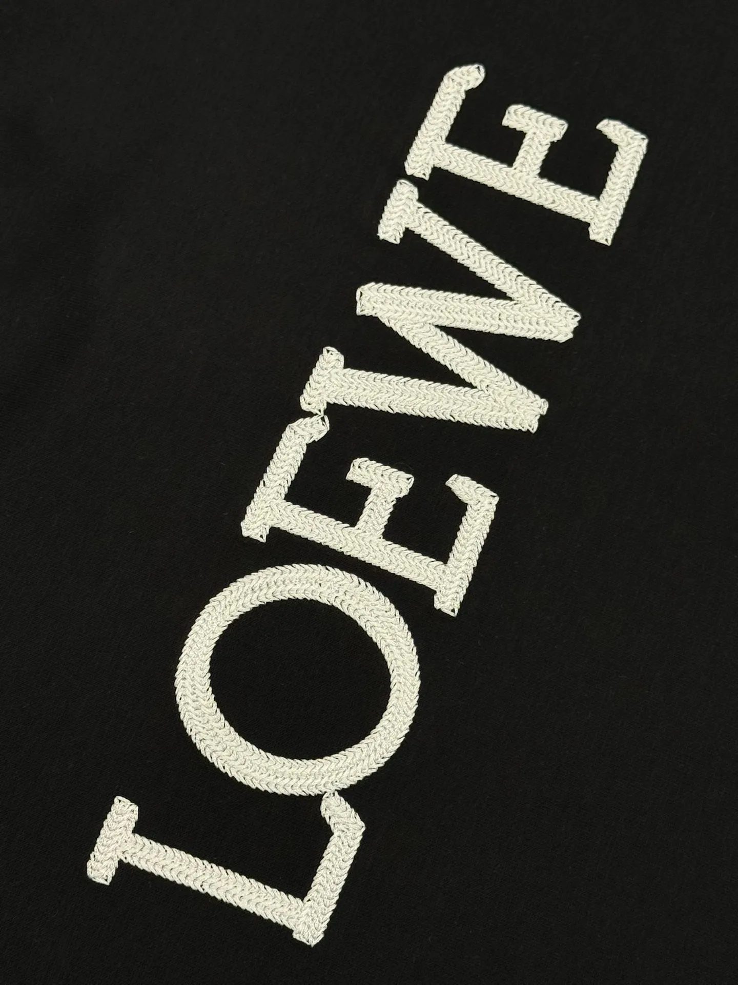 🔥🔥P95 [高版本] Loewe 罗意威 秋冬高领打底刺绣短袖T恤 定织定染350珠地空气棉面料。 胸前刺绣logo配置小白兔特色效果和后片刺绣logo图案采用凸起刺绣针艺， 精细的细节处理，造就了立体浮雕的刺绣效果。 经典商标字母设计，上身超赞.男女同款。 𝐂𝐎𝐋𝐎𝐔𝐑：白色 黑色 𝐒𝐈𝐙𝐄: S一XL