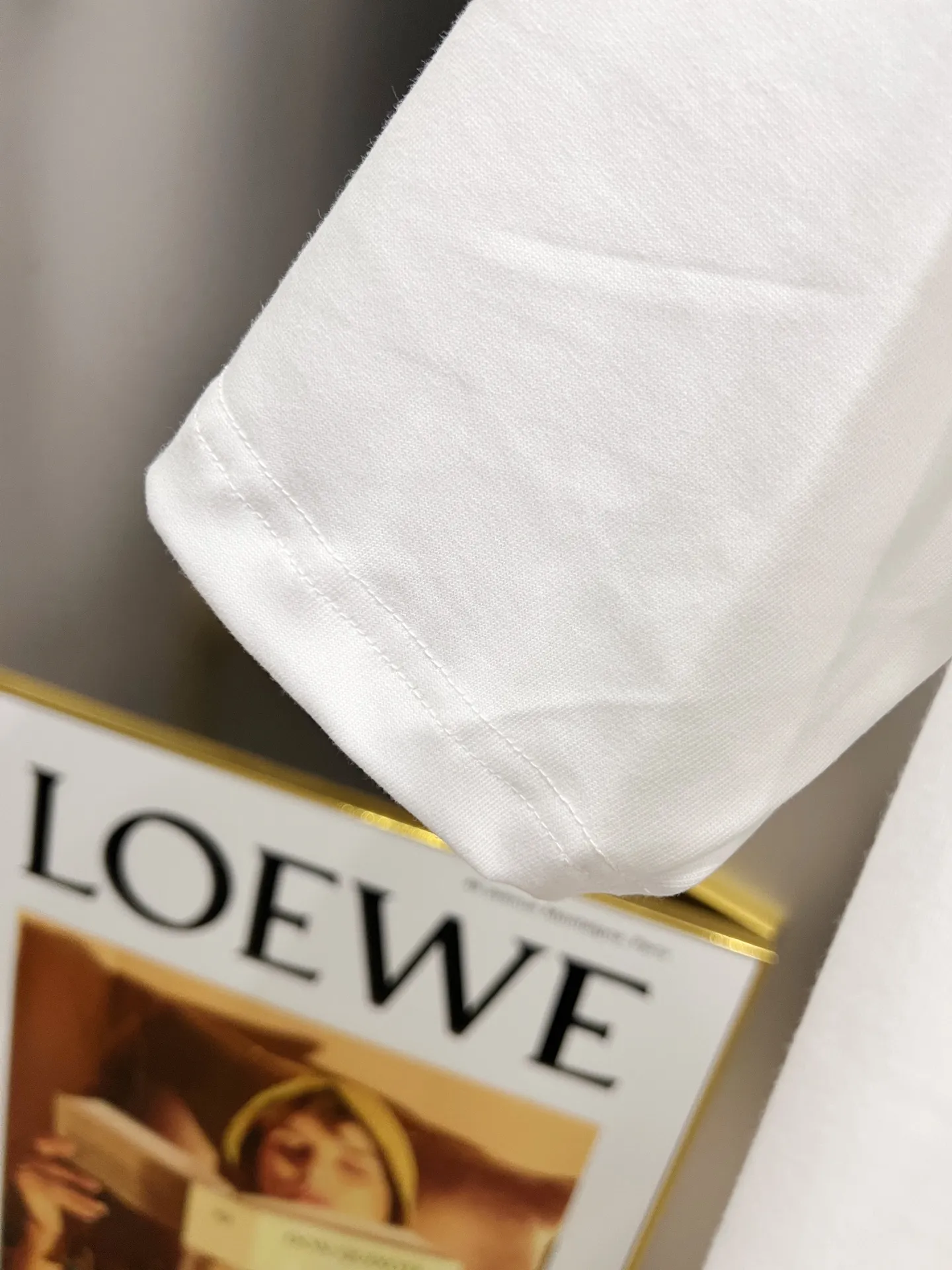 P80 普拉*达 prad* 2025秋冬新款 短袖T恤 个性经典立体字母亮面印花工艺 高端版本!专柜定制面料 透气舒适度高,男女同款宽松版 S M L XL XXL 五个码 黑色 白色