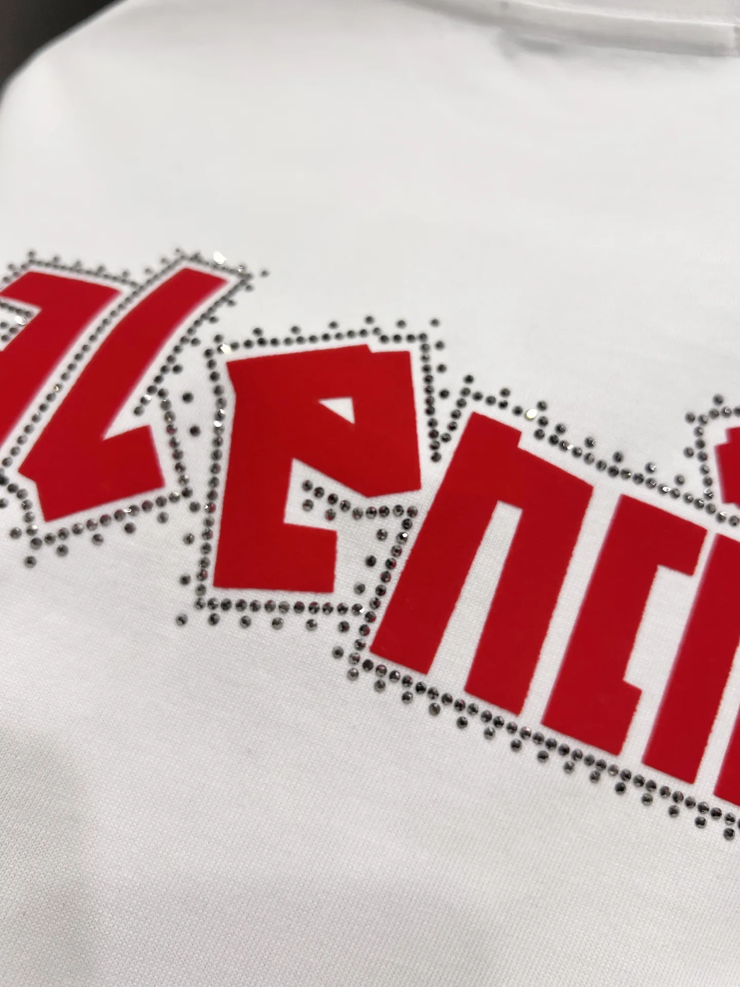 P80 BAL 巴黎世家 2025秋冬新款 短袖T恤 经典logo印花+烫钻工艺 男女同款宽松版 S M L XL XXL 五个码 颜色:黑色 白色 安哥拉红