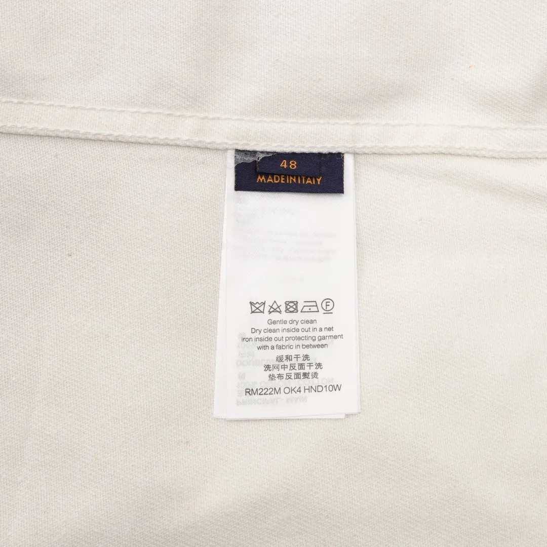 Louis Vutton路易威登 星空渲染老花牛仔衬衫夹克外套 工装衬衫采用丹宁布塑造宽松版型，再以手工喷绘为 图案渲染别致的模糊效果，宣告 2022春夏前系列的醒目格调。搭配做旧金色金属件、笔袋与品牌标志性方领。 Size：46-52