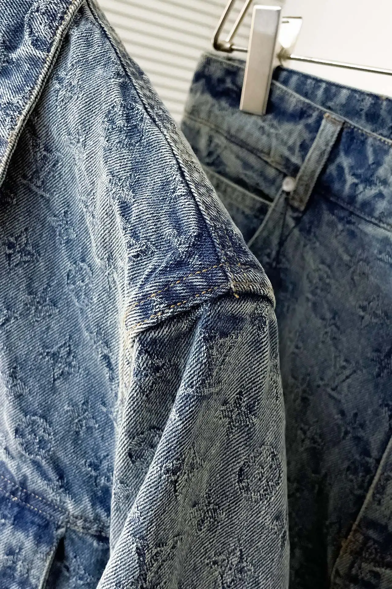 上衣 裤子 I768 LV🔥驴牌 24ss新款时装秀的牛仔闪烁迷人，令日间造型更见出众。 采用牛仔布缝制，满印Monogram提花图案， 这款可配搭同系列，缔造夺目出众的造型。 男女同款 码数：S- XL 三标齐全 可拆卖