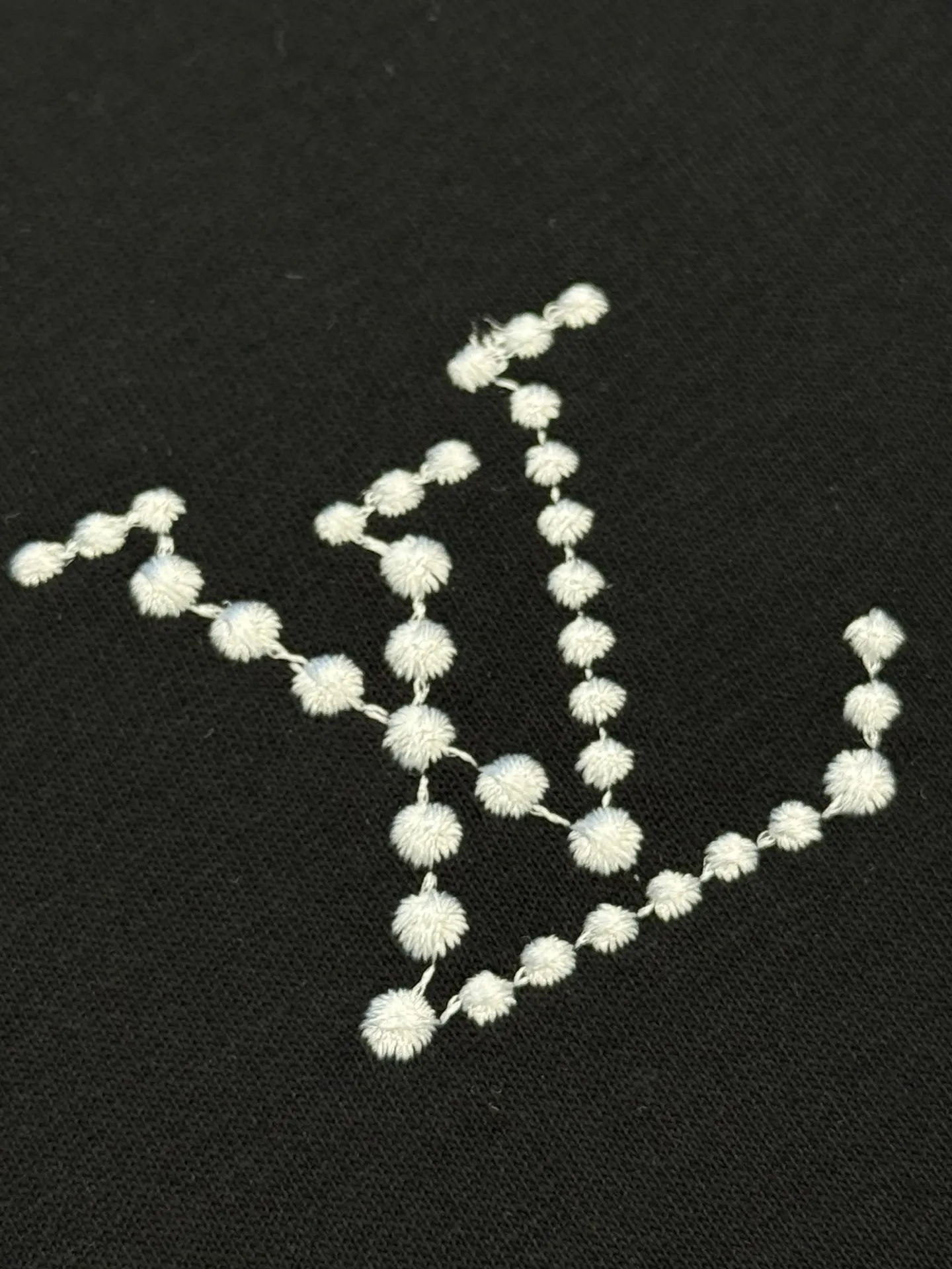 🔥🔥P95 [高版本] Louis Vuitton* 路易威登 秋冬高领打底刺绣短袖T恤 购入原版开模打造，全套定制辅料，所有细节完美还原 定织定染350珠地空气棉面料。 刺绣:胸前logo刺绣钻石绣法，衣脚logo标志刺绣字母图案平针刺绣针艺， 精细的细节处理，造就了微立体浮雕的刺绣效果。经典商标字母设计， 上身超赞.男女同款。 𝐂𝐎𝐋𝐎𝐔𝐑：白色 黑色 𝐒𝐈𝐙𝐄: S一XL