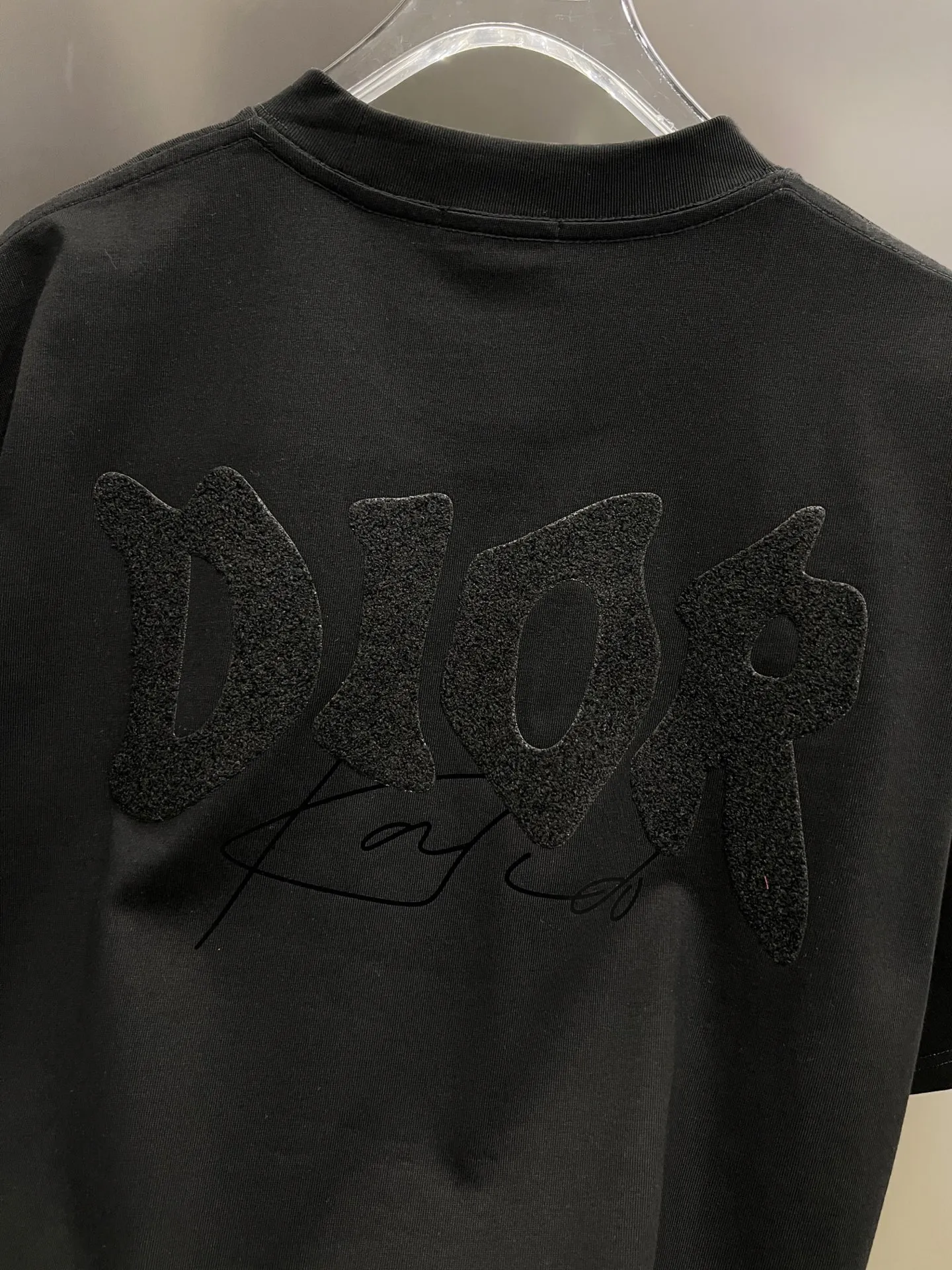 P80 Dio* 迪奥 2025秋冬新款 经典字母立体贴布工艺 简约大方 定制双纱平纹纯棉面料 短袖T恤 男女同款 尺码S M L XL XXL 五个码 黑色 白色