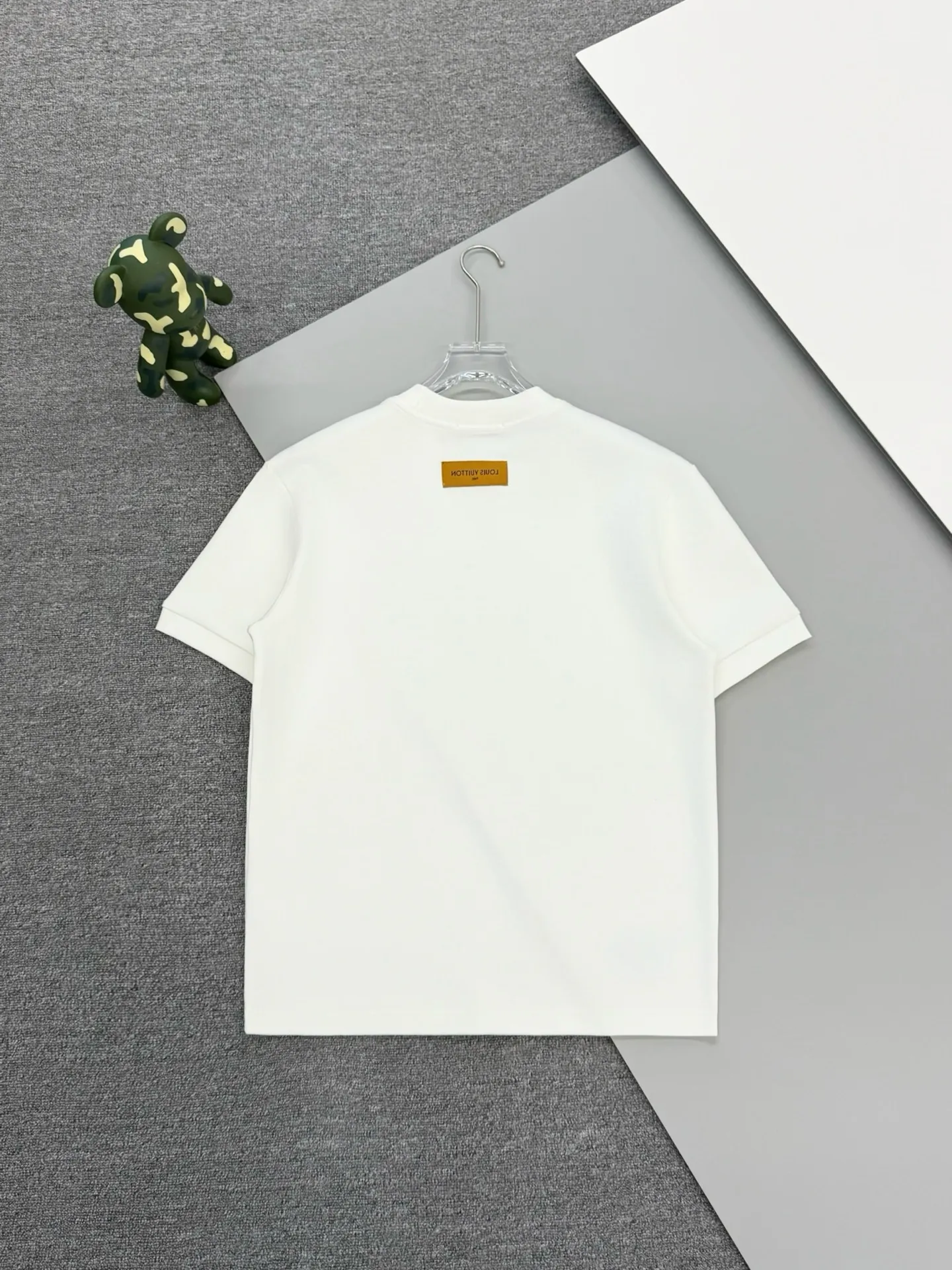 🔥🔥P95 [高版本] Louis Vuitton* 路易威登 秋冬高领打底刺绣短袖T恤 购入原版开模打造，全套定制辅料，所有细节完美还原 定织定染350珠地空气棉面料。 刺绣:胸前logo刺绣钻石绣法，衣脚logo标志刺绣字母图案平针刺绣针艺， 精细的细节处理，造就了微立体浮雕的刺绣效果。经典商标字母设计， 上身超赞.男女同款。 𝐂𝐎𝐋𝐎𝐔𝐑：白色 黑色 𝐒𝐈𝐙𝐄: S一XL