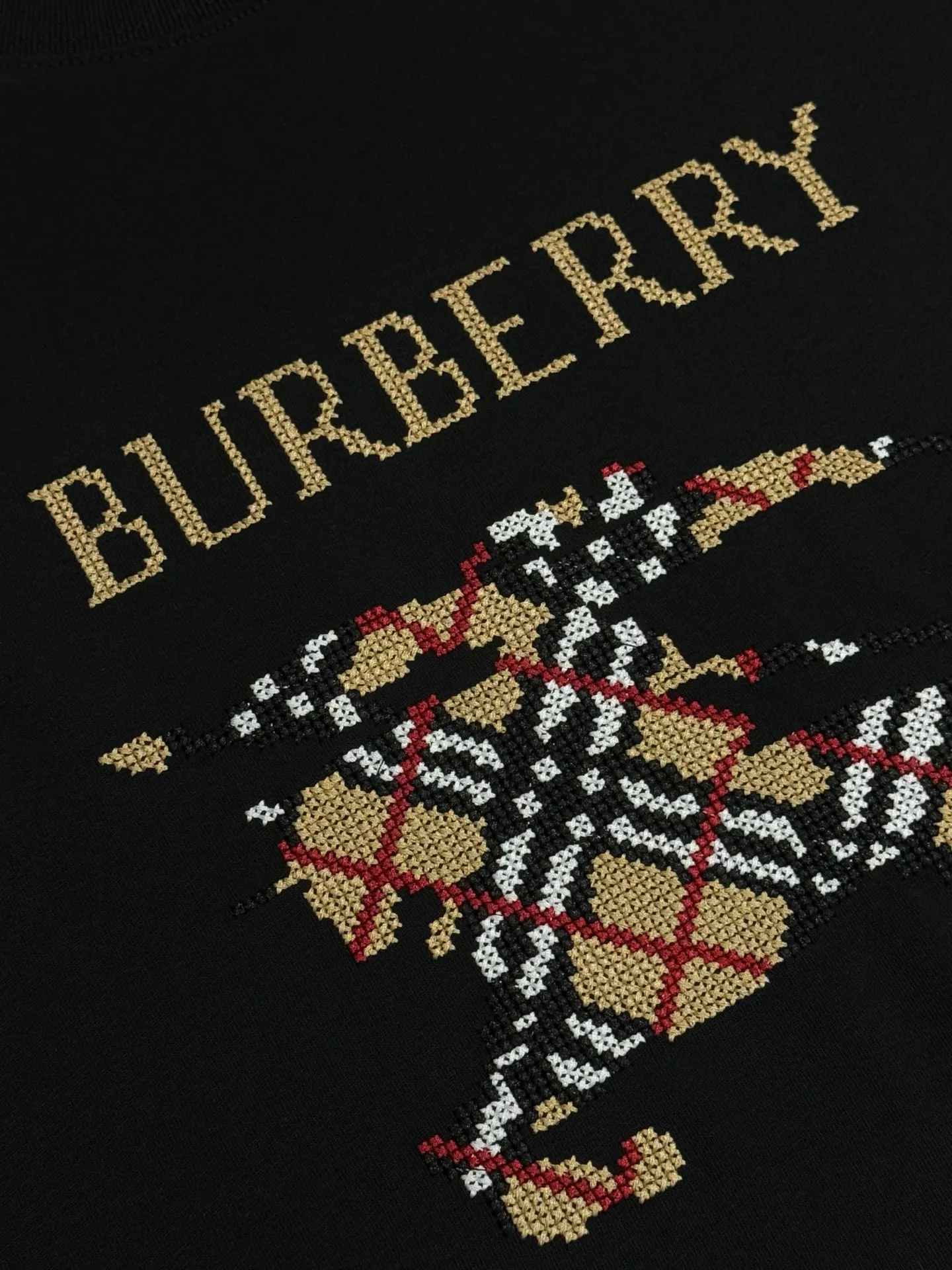 🔥P80 [高版本] BURBERRY/巴宝莉 圆领短袖T恤 胸前战马十字绣绣花工艺，装饰十字绣工艺打造的品牌徽标，融入格纹马术骑士徽标设计。面料洗水32支280g纯棉精梳面料 时尚个性 百搭潮流 吊牌 领标 水洗麦 三标齐全 男女同款 颜色: 黑色.白色. 尺码：S一XL