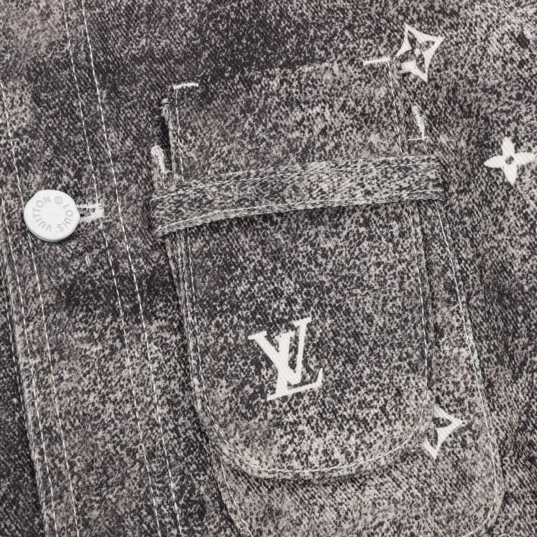 Louis Vutton路易威登 星空渲染老花牛仔衬衫夹克外套 工装衬衫采用丹宁布塑造宽松版型，再以手工喷绘为 图案渲染别致的模糊效果，宣告 2022春夏前系列的醒目格调。搭配做旧金色金属件、笔袋与品牌标志性方领。 Size：46-52
