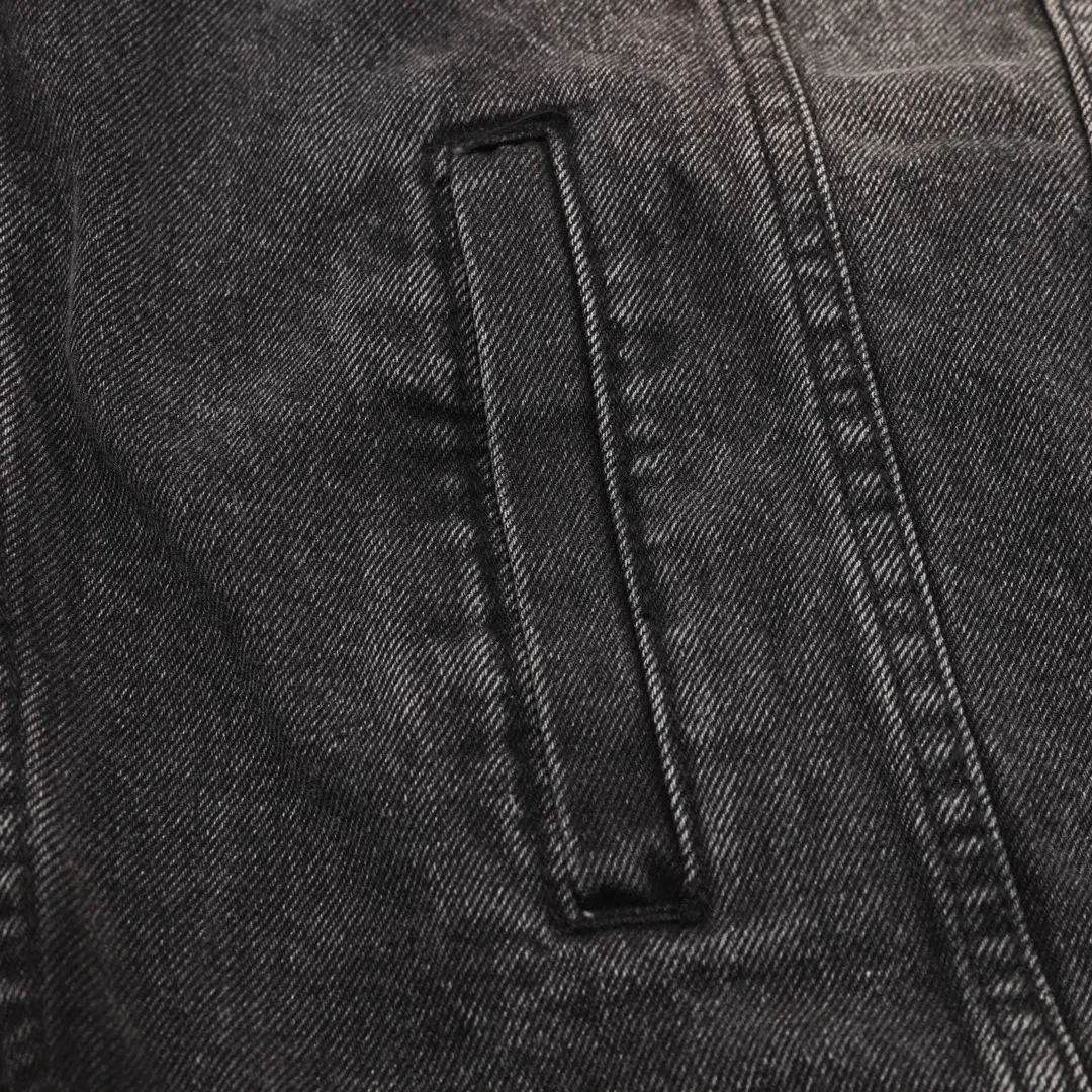 LOUISVUITTONLV刺绣口袋砂洗丹宁套装牛仔外套 原版16000购入，LV牛仔夹克采用430g重磅牛仔布料，重工炒盐洗水后版型透气舒适，洗水色泽媲美YB效果，明显刺绣工艺，logo低调奢华大方，原版开模珍珠纽扣，棋盘皮牌，口袋精致绣花，效果超好！搭配同款牛仔长裤，时尚感十足！男女同款 颜色:水洗黑 Size：46-52