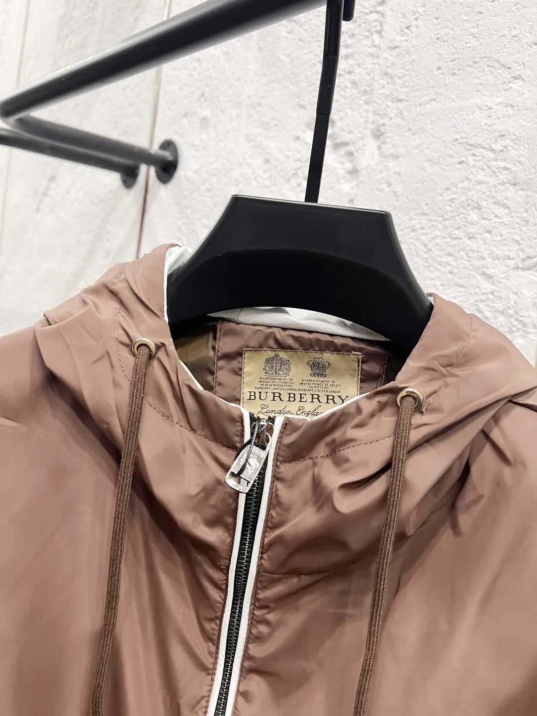 P240 巴宝利 官网同款，三标齐全，提前发售！25ss秋冬新款男士夹克外套， [强] 原单三标齐全高端版本！专柜定制面料 透气舒适度高，细节无可挑剔，品牌元素设计理念，体现高品质。手感细腻柔软！呈现休闲裁剪，上身版型超赞！男女同款 黑白两色 码数：M～3XL