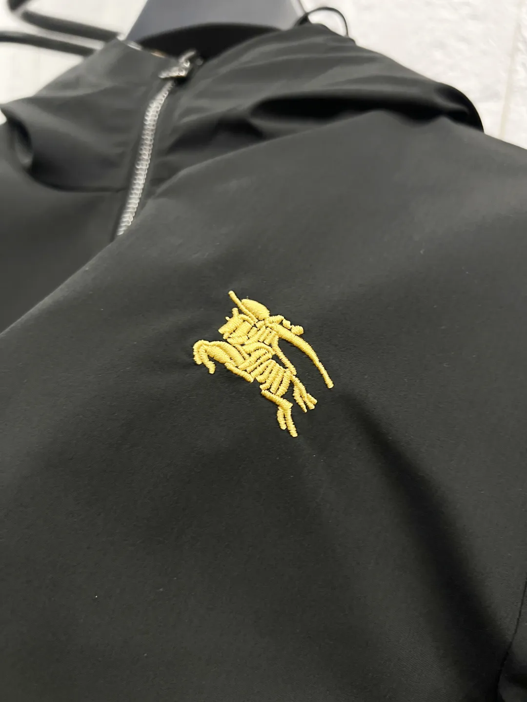 P240 巴宝利 官网同款，三标齐全，提前发售！25ss秋冬新款男士夹克外套， [强] 原单三标齐全高端版本！专柜定制面料 透气舒适度高，细节无可挑剔，品牌元素设计理念，体现高品质。手感细腻柔软！呈现休闲裁剪，上身版型超赞！男女同款 黑白两色 码数：M～3XL