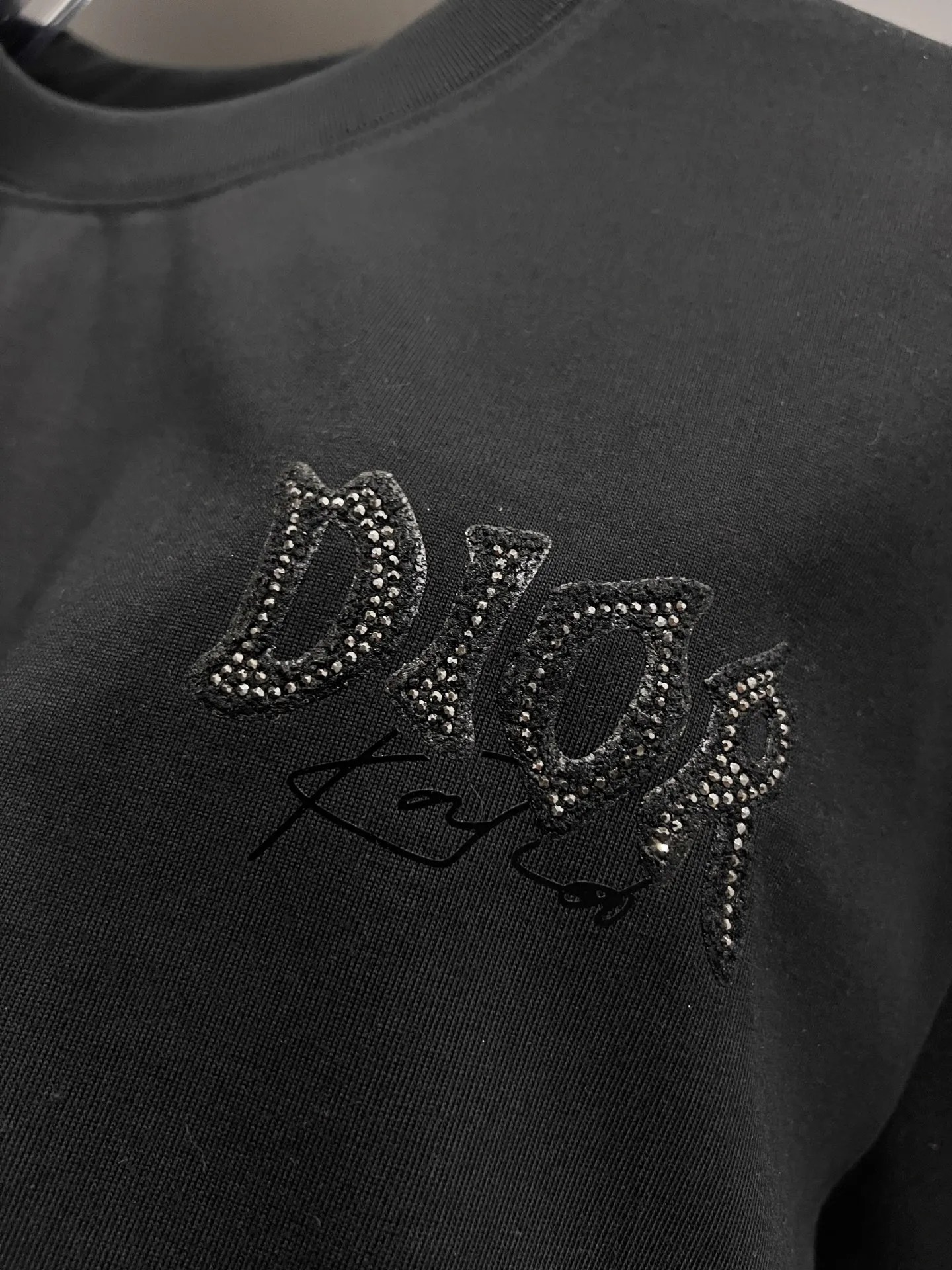 P80 Dio* 迪奥 2025秋冬新款 经典字母立体贴布工艺 简约大方 定制双纱平纹纯棉面料 短袖T恤 男女同款 尺码S M L XL XXL 五个码 黑色 白色