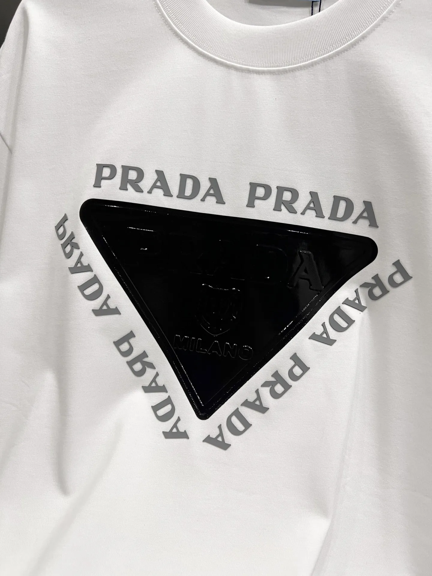 P80 普拉*达 prad* 2025秋冬新款 短袖T恤 个性经典立体字母亮面印花工艺 高端版本！专柜定制面料 透气舒适度高，男女同款宽松版 S M L XL XXL 五个码 黑色 白色