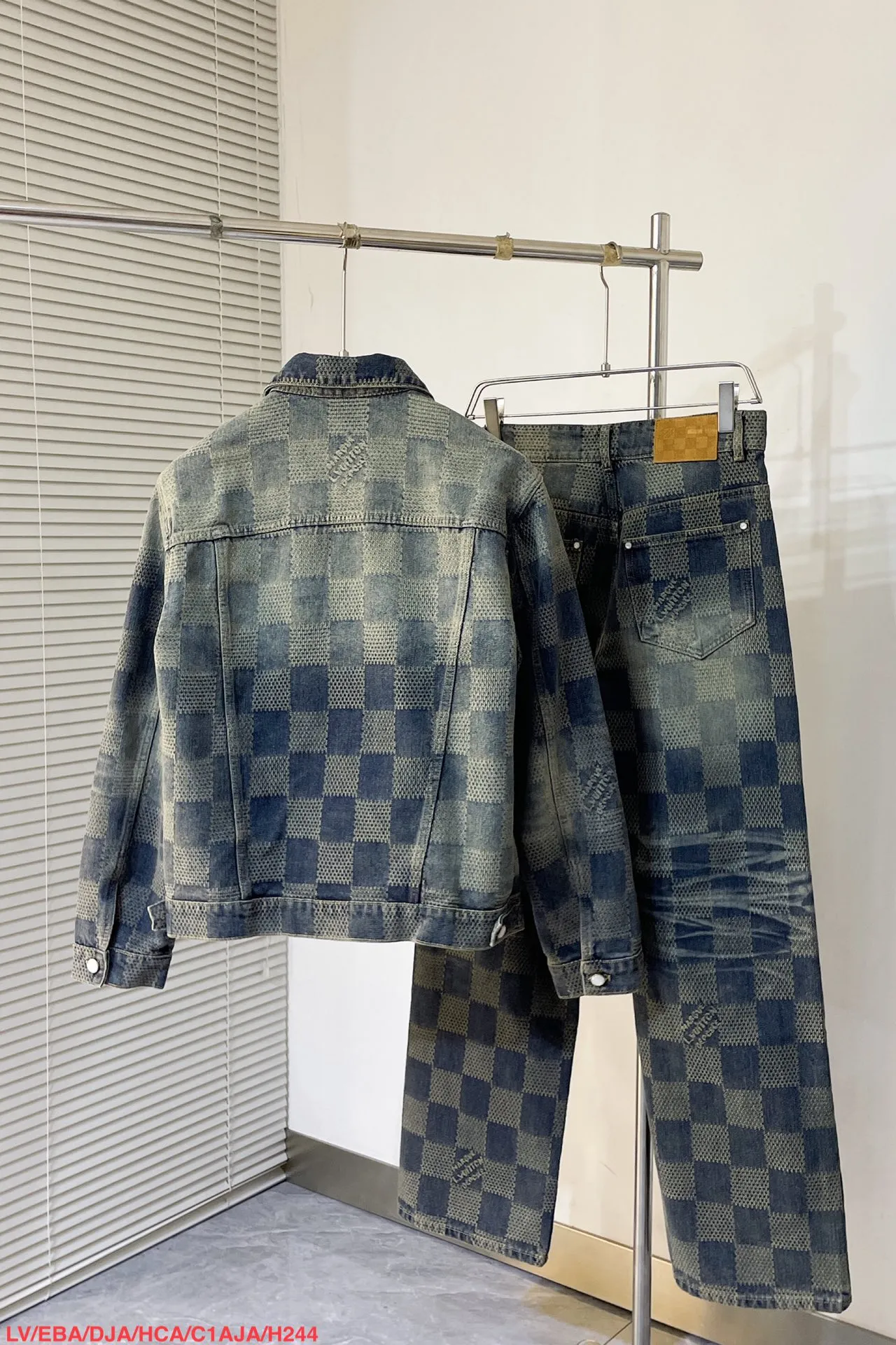 上衣 裤子 H244 LVV、25FW 棋盘格怀旧牛仔 原24,400购入,这款经典牛仔以标志性的3D Damier为特色,其纹理提花和“Marque L.Vuitton déposée”标志融为一体。这款最新版本采用水洗牛仔面料制成,面料采用定织粗斜纹布丹宁牛仔布,定染对色靛蓝效果做3D方格提花工艺。通过色织提花工艺,在织布过程中直接织入各种花纹和图案,使得牛仔布表面呈现出更加丰富的纹理和视觉效果。面料通过砂洗工艺和特殊的染色技术,洗涤后牛仔布的自然磨损和褪色效果,呈现出做旧的效果,使其看起来更加复古和具有历史感。对花对位贴袋设计,门槛采用新款珍珠扣做开合,珍珠面刻字清晰细腻、环保电镀,真皮吊钩搭配古铜链条,全套开模定制五金配件,三标辅料配备齐全。翻领设计和系扣袖口凝聚当季丹迪风采,修身直筒版型剪裁,与同款搭配相宜,独家首发出货。 尺码:S-XL 三标齐全 可拆卖