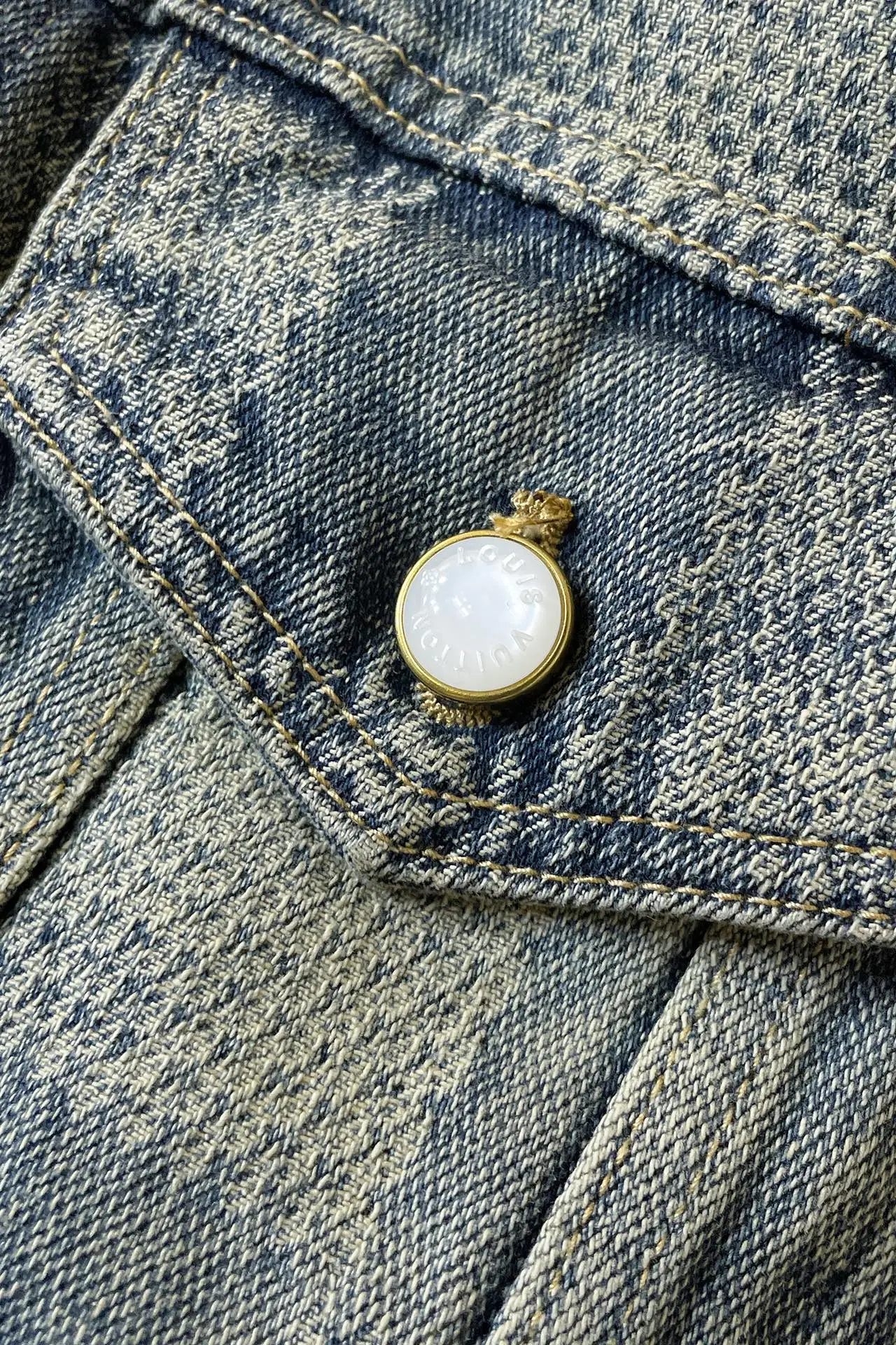 上衣 裤子 H244 LVV、25FW 棋盘格怀旧牛仔 原24,400购入,这款经典牛仔以标志性的3D Damier为特色,其纹理提花和“Marque L.Vuitton déposée”标志融为一体。这款最新版本采用水洗牛仔面料制成,面料采用定织粗斜纹布丹宁牛仔布,定染对色靛蓝效果做3D方格提花工艺。通过色织提花工艺,在织布过程中直接织入各种花纹和图案,使得牛仔布表面呈现出更加丰富的纹理和视觉效果。面料通过砂洗工艺和特殊的染色技术,洗涤后牛仔布的自然磨损和褪色效果,呈现出做旧的效果,使其看起来更加复古和具有历史感。对花对位贴袋设计,门槛采用新款珍珠扣做开合,珍珠面刻字清晰细腻、环保电镀,真皮吊钩搭配古铜链条,全套开模定制五金配件,三标辅料配备齐全。翻领设计和系扣袖口凝聚当季丹迪风采,修身直筒版型剪裁,与同款搭配相宜,独家首发出货。 尺码:S-XL 三标齐全 可拆卖