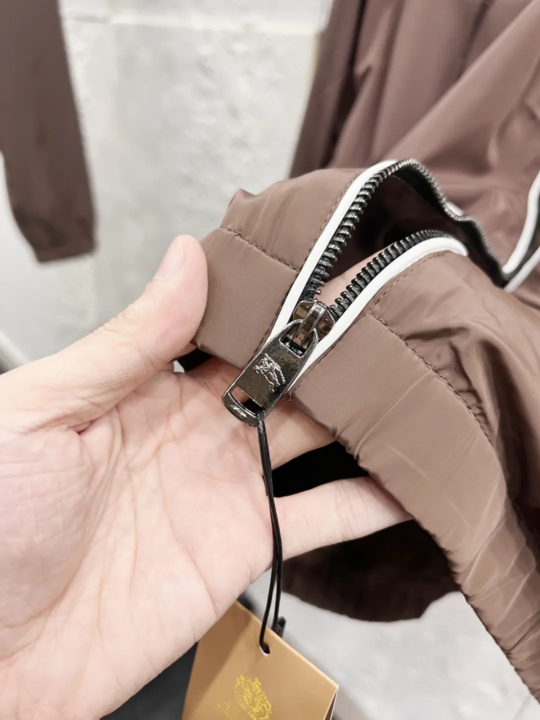 P240 巴宝利 官网同款，三标齐全，提前发售！25ss秋冬新款男士夹克外套， [强] 原单三标齐全高端版本！专柜定制面料 透气舒适度高，细节无可挑剔，品牌元素设计理念，体现高品质。手感细腻柔软！呈现休闲裁剪，上身版型超赞！男女同款 黑白两色 码数：M～3XL