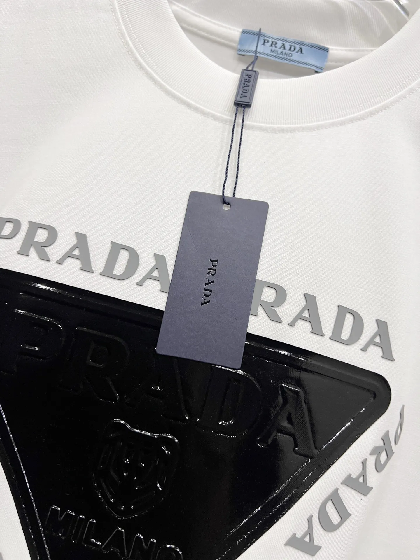 P80 普拉*达 prad* 2025秋冬新款 短袖T恤 个性经典立体字母亮面印花工艺 高端版本！专柜定制面料 透气舒适度高，男女同款宽松版 S M L XL XXL 五个码 黑色 白色