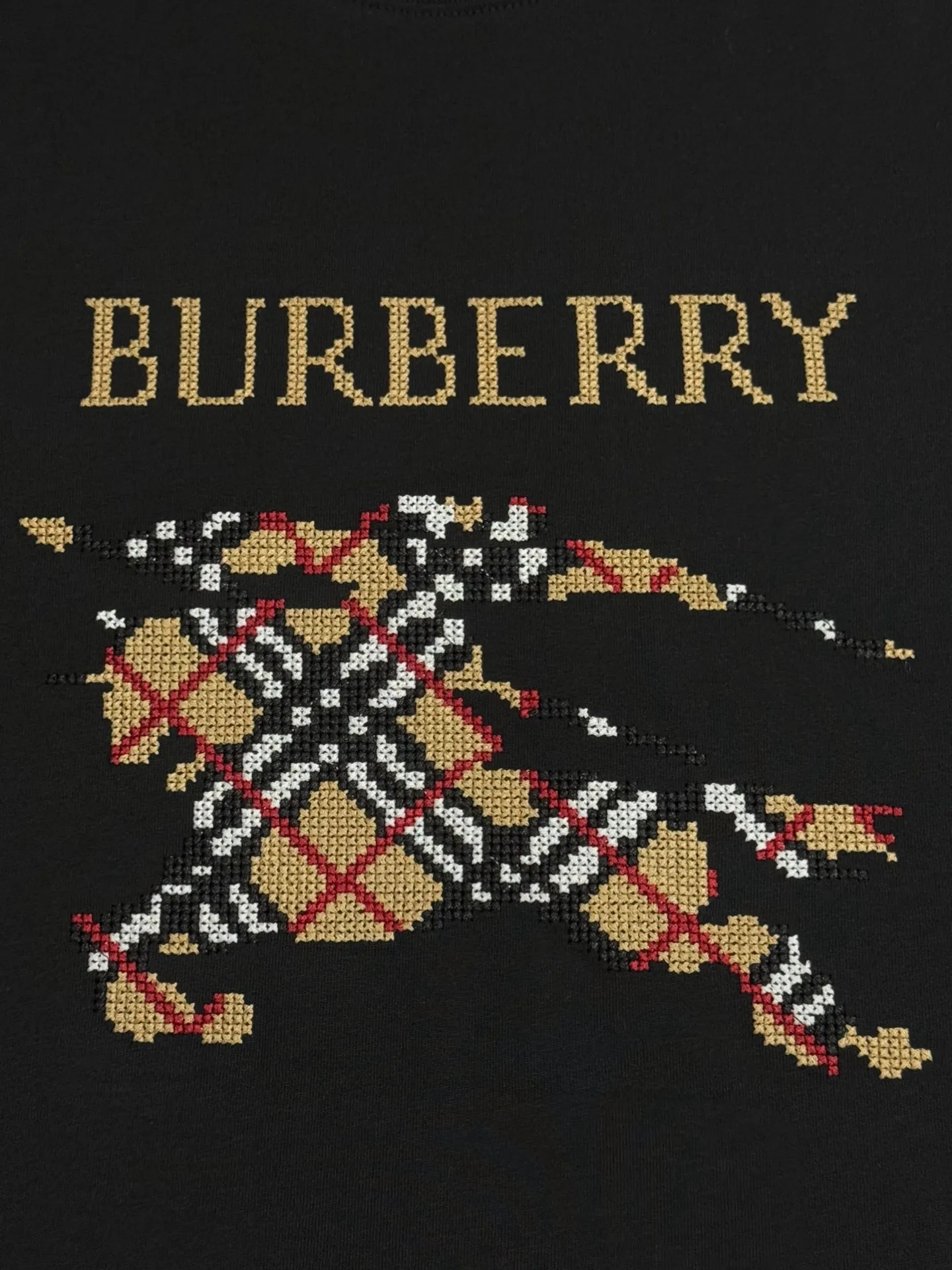 🔥P80 [高版本] BURBERRY/巴宝莉 圆领短袖T恤 胸前战马十字绣绣花工艺，装饰十字绣工艺打造的品牌徽标，融入格纹马术骑士徽标设计。面料洗水32支280g纯棉精梳面料 时尚个性 百搭潮流 吊牌 领标 水洗麦 三标齐全 男女同款 颜色: 黑色.白色. 尺码：S一XL