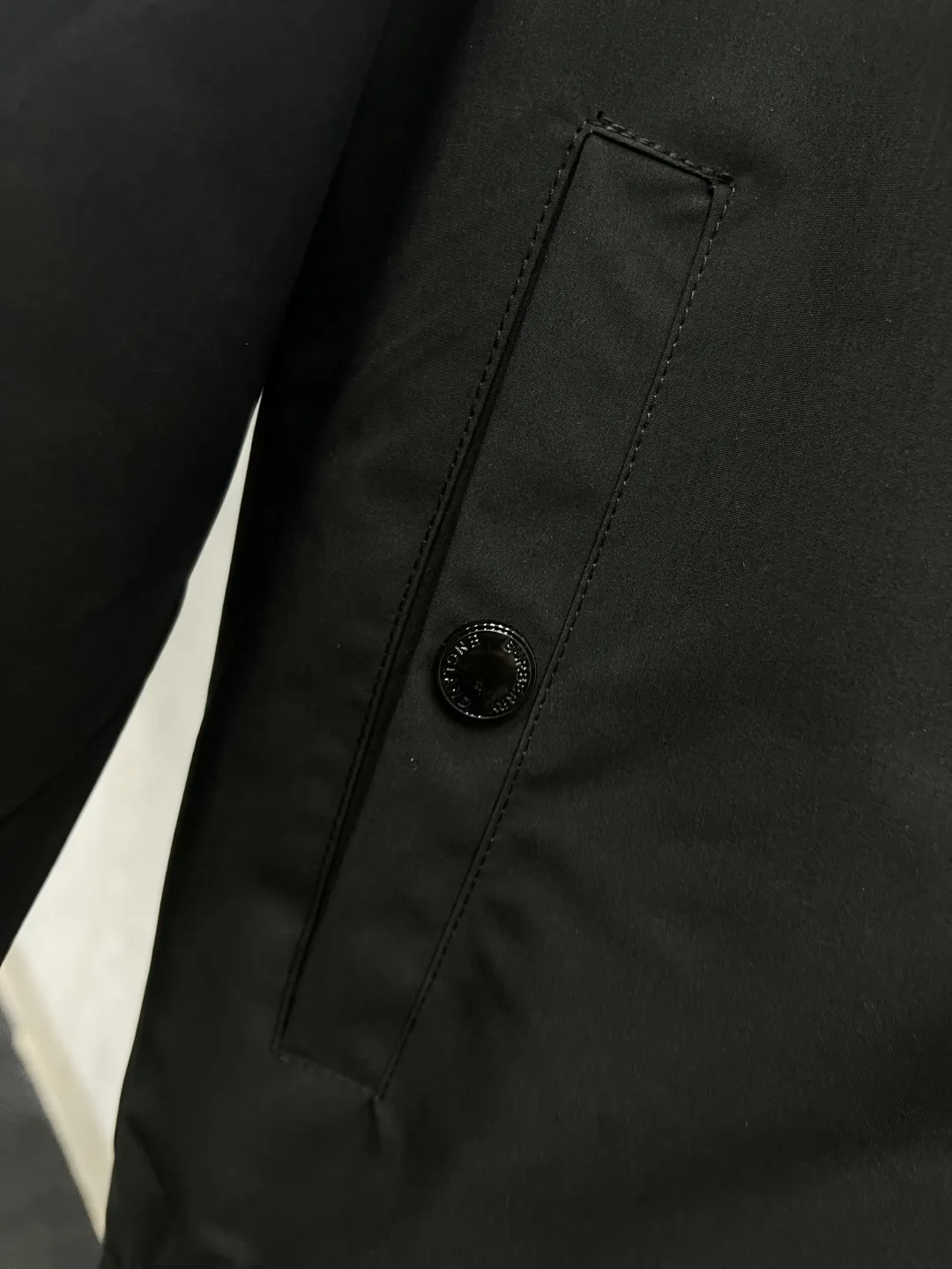 P240 巴宝利 官网同款，三标齐全，提前发售！25ss秋冬新款男士夹克外套， [强] 原单三标齐全高端版本！专柜定制面料 透气舒适度高，细节无可挑剔，品牌元素设计理念，体现高品质。手感细腻柔软！呈现休闲裁剪，上身版型超赞！男女同款 黑白两色 码数：M～3XL