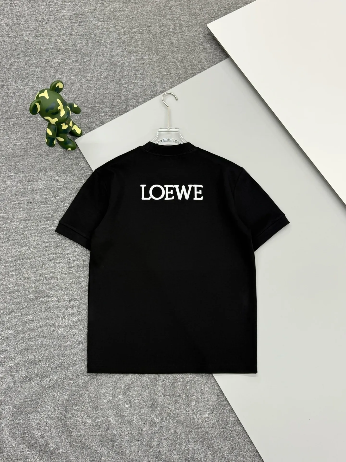 🔥🔥P95 [高版本] Loewe 罗意威 秋冬高领打底刺绣短袖T恤 定织定染350珠地空气棉面料。 胸前刺绣logo配置小白兔特色效果和后片刺绣logo图案采用凸起刺绣针艺， 精细的细节处理，造就了立体浮雕的刺绣效果。 经典商标字母设计，上身超赞.男女同款。 𝐂𝐎𝐋𝐎𝐔𝐑：白色 黑色 𝐒𝐈𝐙𝐄: S一XL