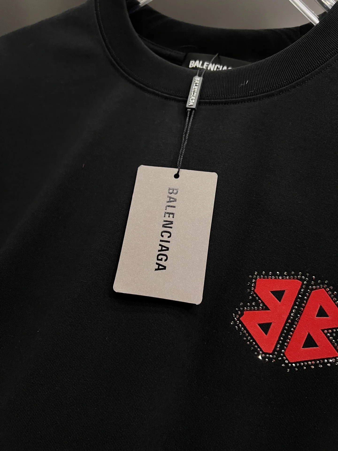 P80 BAL 巴黎世家 2025秋冬新款 短袖T恤 经典logo印花+烫钻工艺 男女同款宽松版 S M L XL XXL 五个码 颜色：黑色 白色 安哥拉红