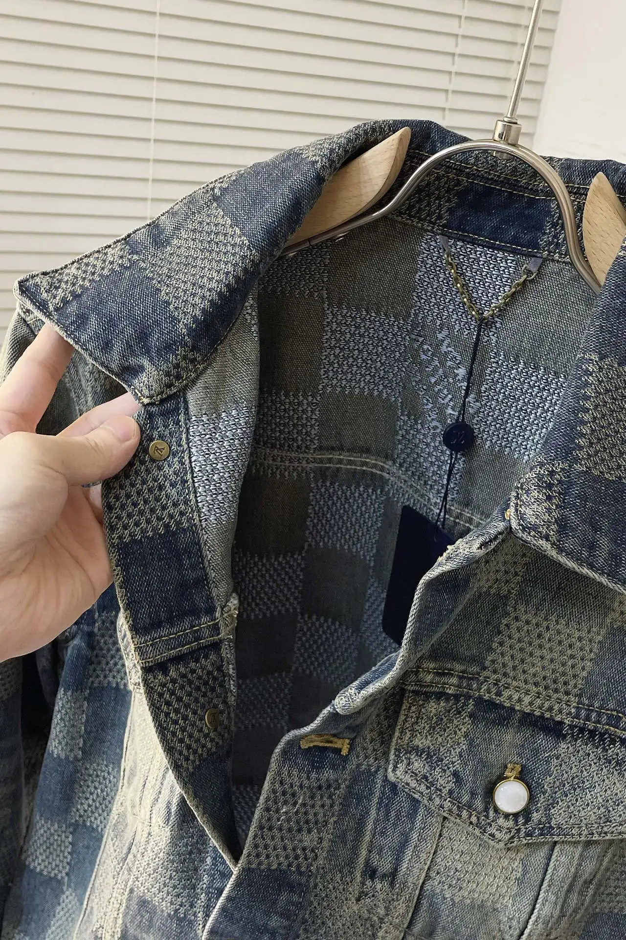 上衣 裤子 H244 LVV、25FW 棋盘格怀旧牛仔 原24,400购入,这款经典牛仔以标志性的3D Damier为特色,其纹理提花和“Marque L.Vuitton déposée”标志融为一体。这款最新版本采用水洗牛仔面料制成,面料采用定织粗斜纹布丹宁牛仔布,定染对色靛蓝效果做3D方格提花工艺。通过色织提花工艺,在织布过程中直接织入各种花纹和图案,使得牛仔布表面呈现出更加丰富的纹理和视觉效果。面料通过砂洗工艺和特殊的染色技术,洗涤后牛仔布的自然磨损和褪色效果,呈现出做旧的效果,使其看起来更加复古和具有历史感。对花对位贴袋设计,门槛采用新款珍珠扣做开合,珍珠面刻字清晰细腻、环保电镀,真皮吊钩搭配古铜链条,全套开模定制五金配件,三标辅料配备齐全。翻领设计和系扣袖口凝聚当季丹迪风采,修身直筒版型剪裁,与同款搭配相宜,独家首发出货。 尺码:S-XL 三标齐全 可拆卖