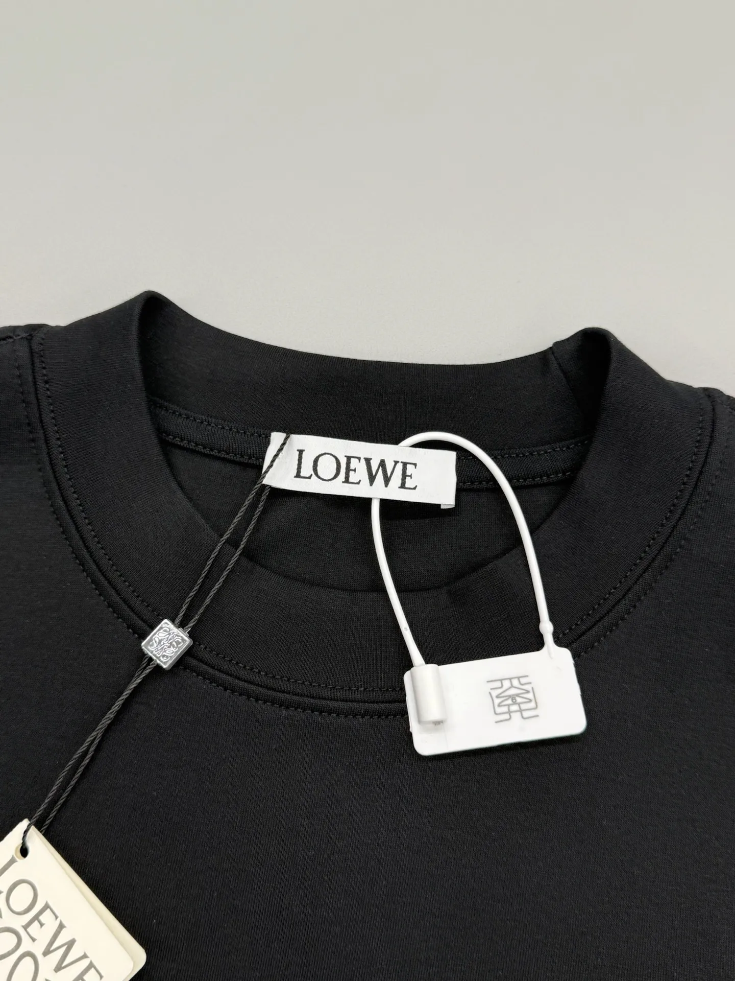 🔥🔥P95 [高版本] Loewe 罗意威 秋冬高领打底刺绣短袖T恤 定织定染350珠地空气棉面料。 胸前刺绣logo配置小白兔特色效果和后片刺绣logo图案采用凸起刺绣针艺， 精细的细节处理，造就了立体浮雕的刺绣效果。 经典商标字母设计，上身超赞.男女同款。 𝐂𝐎𝐋𝐎𝐔𝐑：白色 黑色 𝐒𝐈𝐙𝐄: S一XL