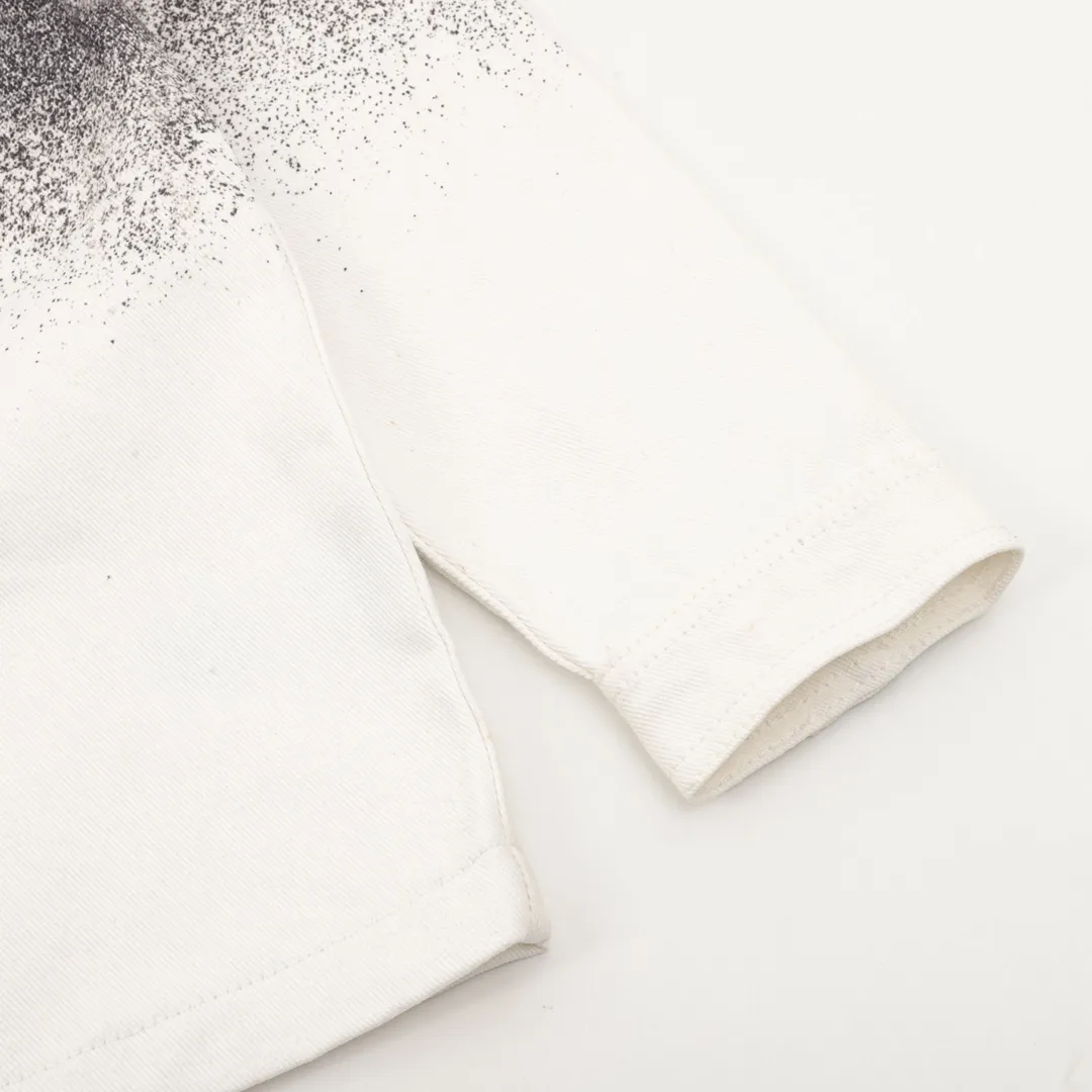 Louis Vutton路易威登 星空渲染老花牛仔衬衫夹克外套 工装衬衫采用丹宁布塑造宽松版型,再以手工喷绘为 图案渲染别致的模糊效果,宣告 2022春夏前系列的醒目格调。搭配做旧金色金属件、笔袋与品牌标志性方领。 Size:46-52