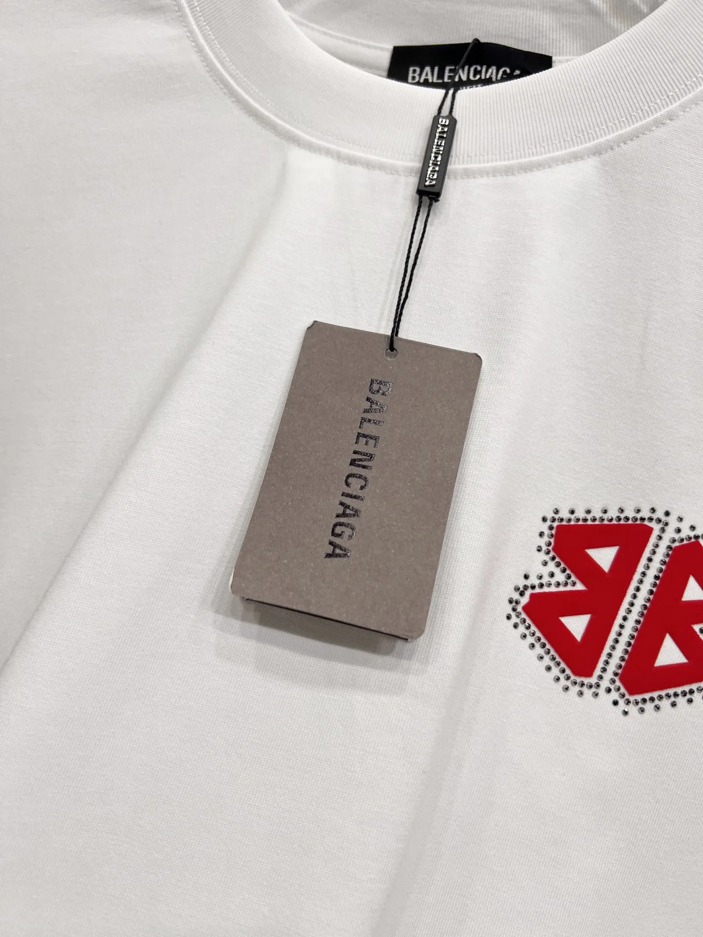 P80 BAL 巴黎世家 2025秋冬新款 短袖T恤 经典logo印花+烫钻工艺 男女同款宽松版 S M L XL XXL 五个码 颜色:黑色 白色 安哥拉红