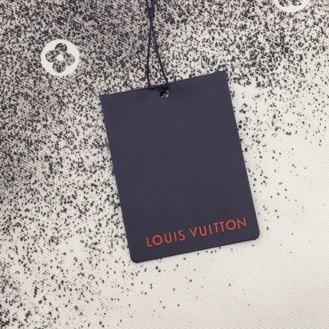 Louis Vutton路易威登 星空渲染老花牛仔衬衫夹克外套 工装衬衫采用丹宁布塑造宽松版型,再以手工喷绘为 图案渲染别致的模糊效果,宣告 2022春夏前系列的醒目格调。搭配做旧金色金属件、笔袋与品牌标志性方领。 Size:46-52