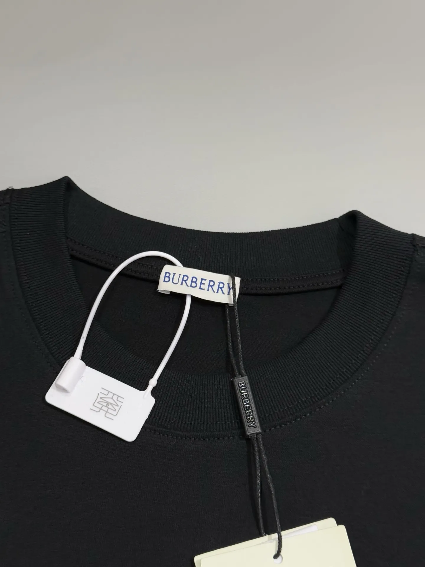 🔥P80 [高版本] BURBERRY/巴宝莉 圆领短袖T恤 胸前战马十字绣绣花工艺，装饰十字绣工艺打造的品牌徽标，融入格纹马术骑士徽标设计。面料洗水32支280g纯棉精梳面料 时尚个性 百搭潮流 吊牌 领标 水洗麦 三标齐全 男女同款 颜色: 黑色.白色. 尺码：S一XL
