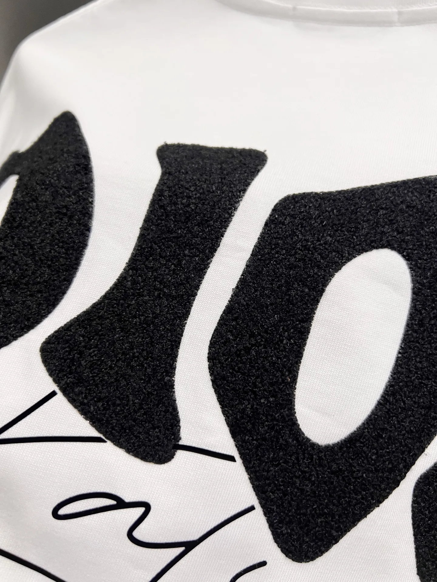 P80 Dio* 迪奥 2025秋冬新款 经典字母立体贴布工艺 简约大方 定制双纱平纹纯棉面料 短袖T恤 男女同款 尺码S M L XL XXL 五个码 黑色 白色