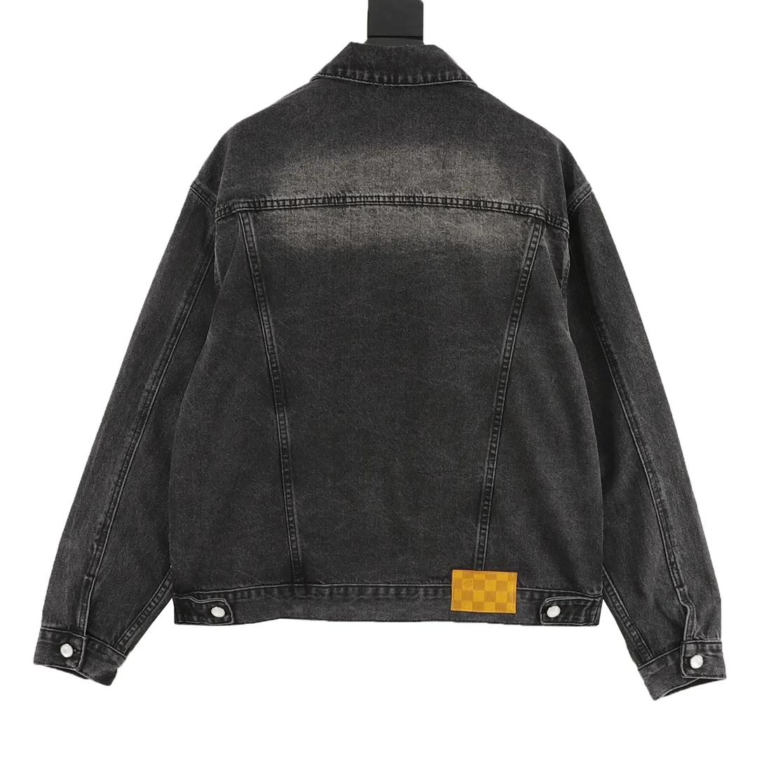 LOUISVUITTONLV刺绣口袋砂洗丹宁套装牛仔外套 原版16000购入,LV牛仔夹克采用430g重磅牛仔布料,重工炒盐洗水后版型透气舒适,洗水色泽媲美YB效果,明显刺绣工艺,logo低调奢华大方,原版开模珍珠纽扣,棋盘皮牌,口袋精致绣花,效果超好!搭配同款牛仔长裤,时尚感十足!男女同款 颜色:水洗黑 Size:46-52